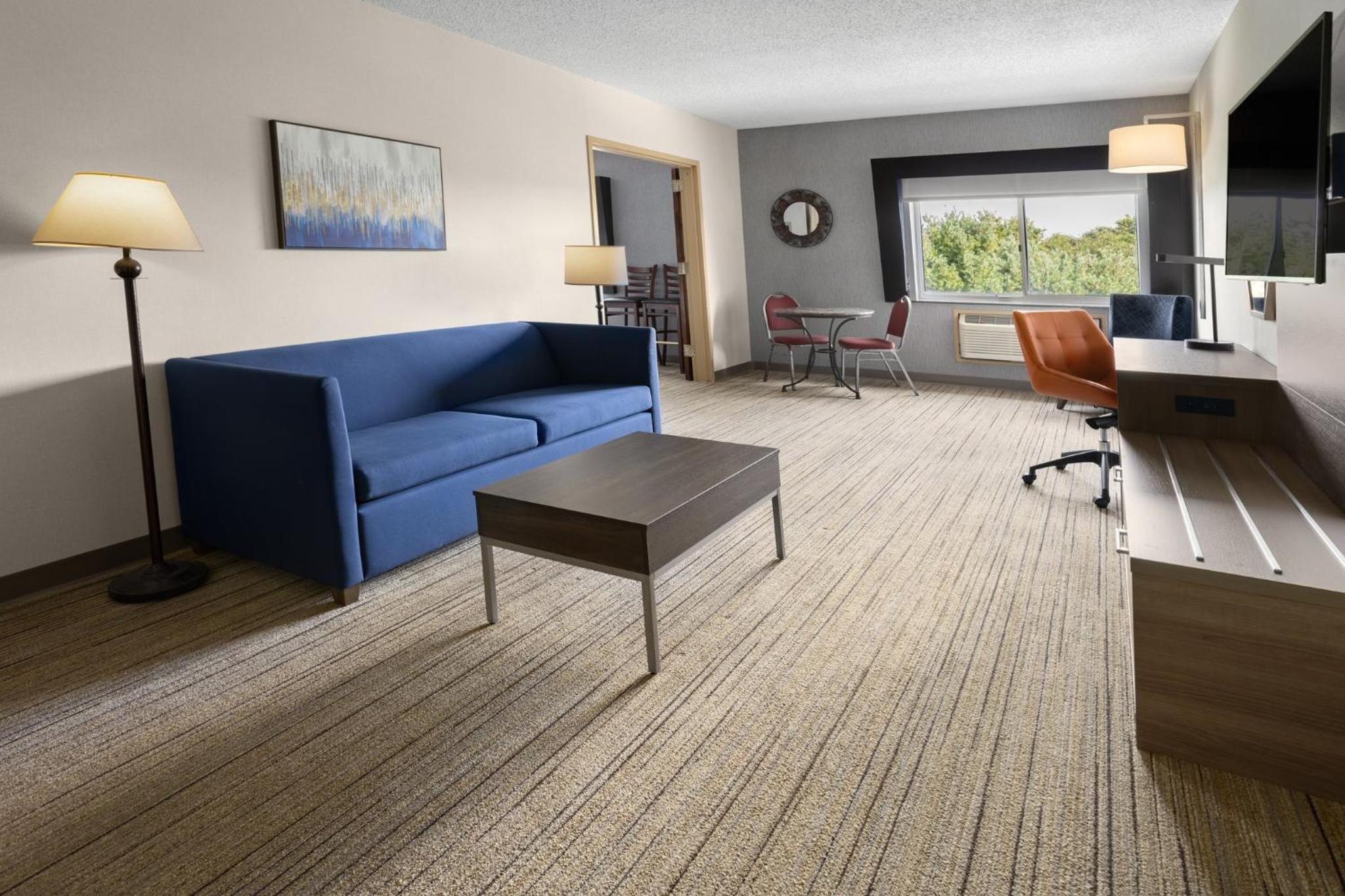 One-Bedroom Suite with Jetted Tub - Photo 2