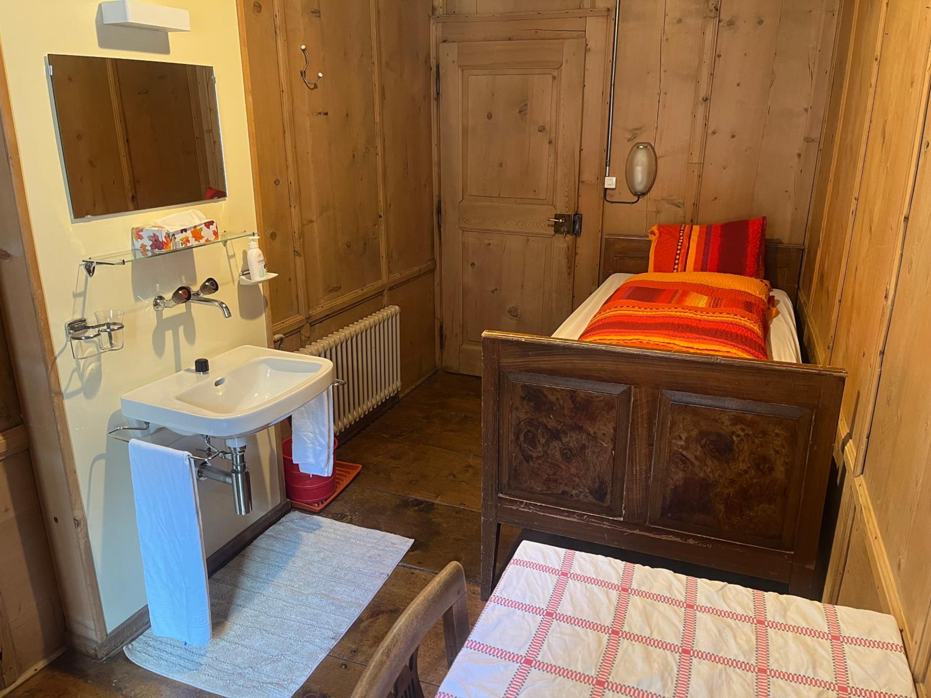 Single Room with Shared Bathroom photo 2