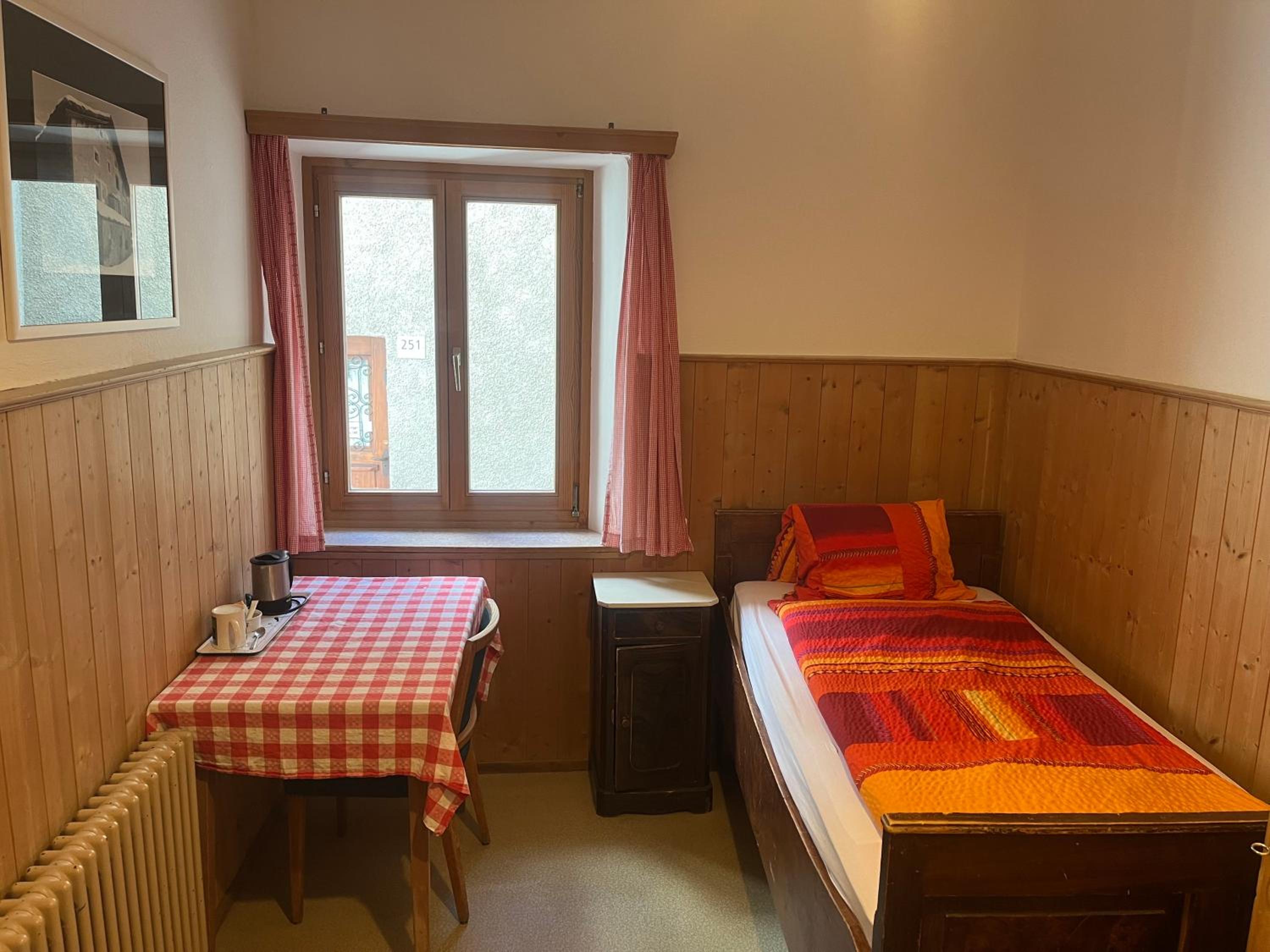 Single Room with Shared Bathroom photo 3