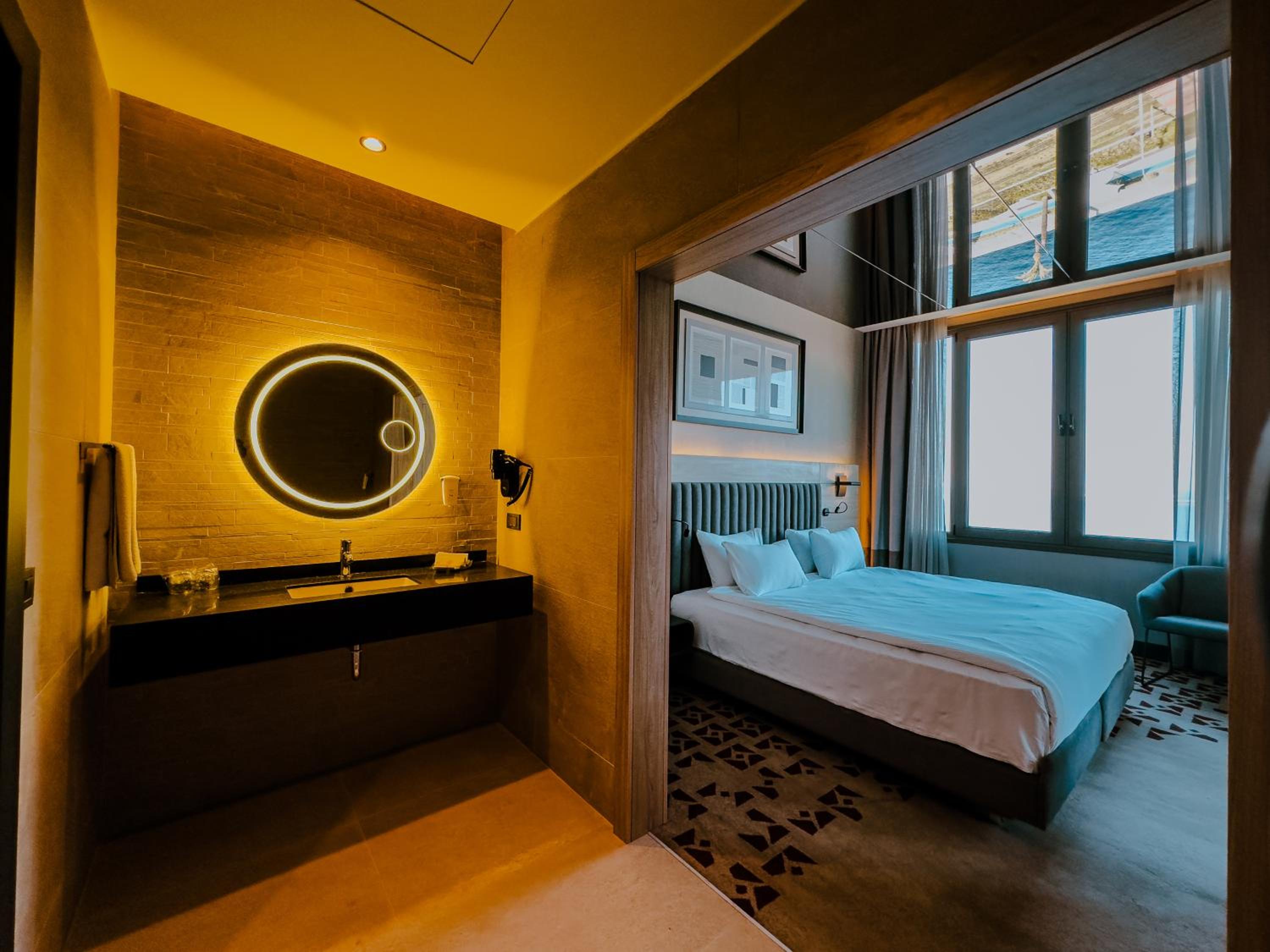 Deluxe King Room with Sea View photo 2
