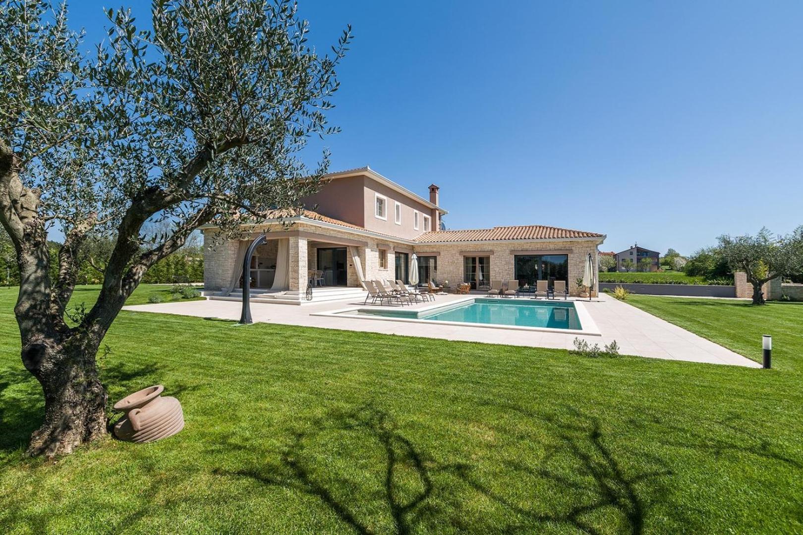 Villa photo 2