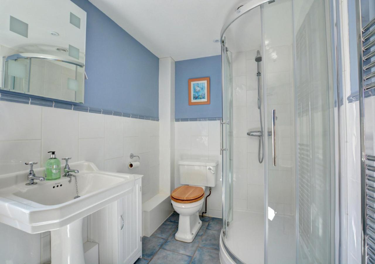 Five-Bedroom House photo 3