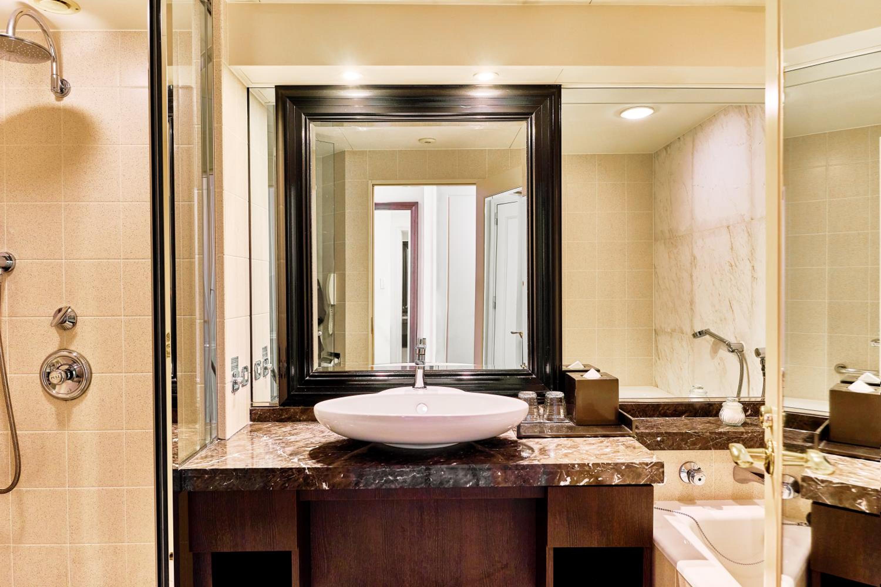 Classic Twin Room with River View – High Floor photo Classic Twin Room with River View – High Floor photo