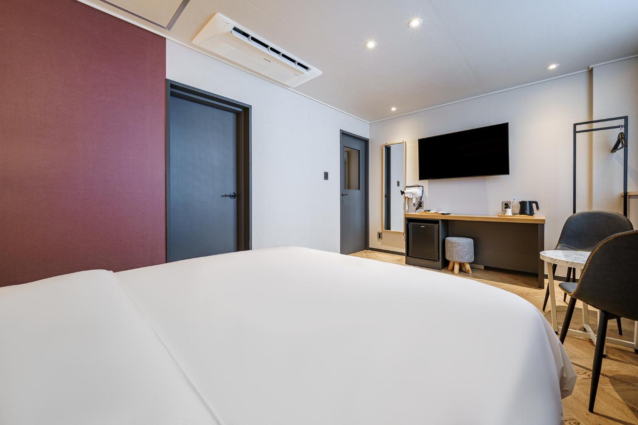 Royal deluxe room with bath tub