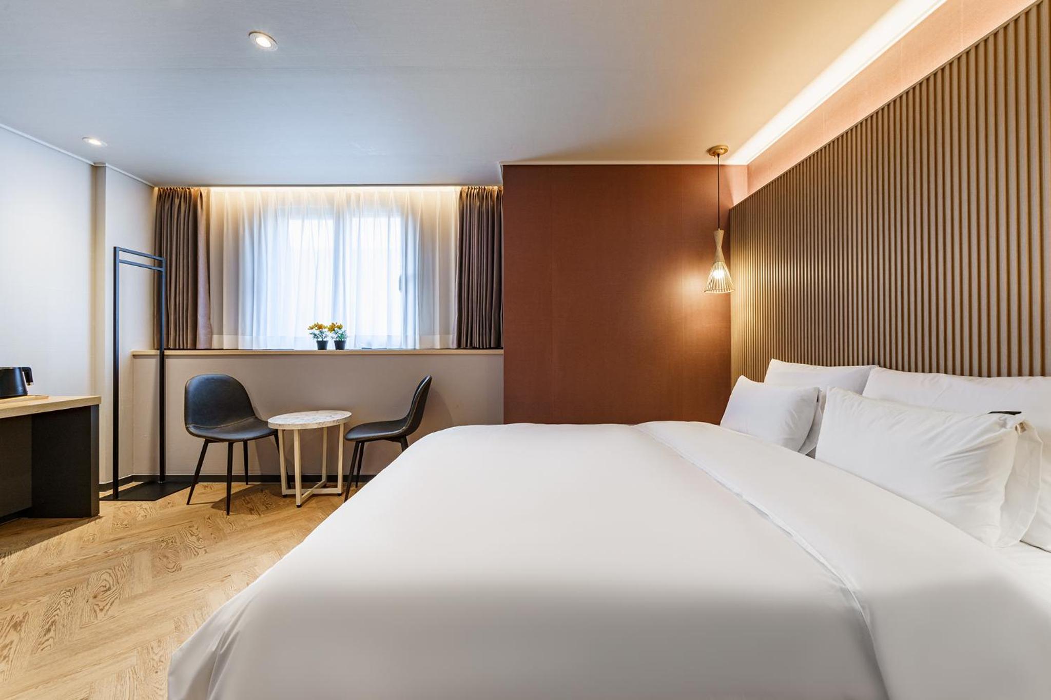 Royal deluxe room with bath tub photo 2