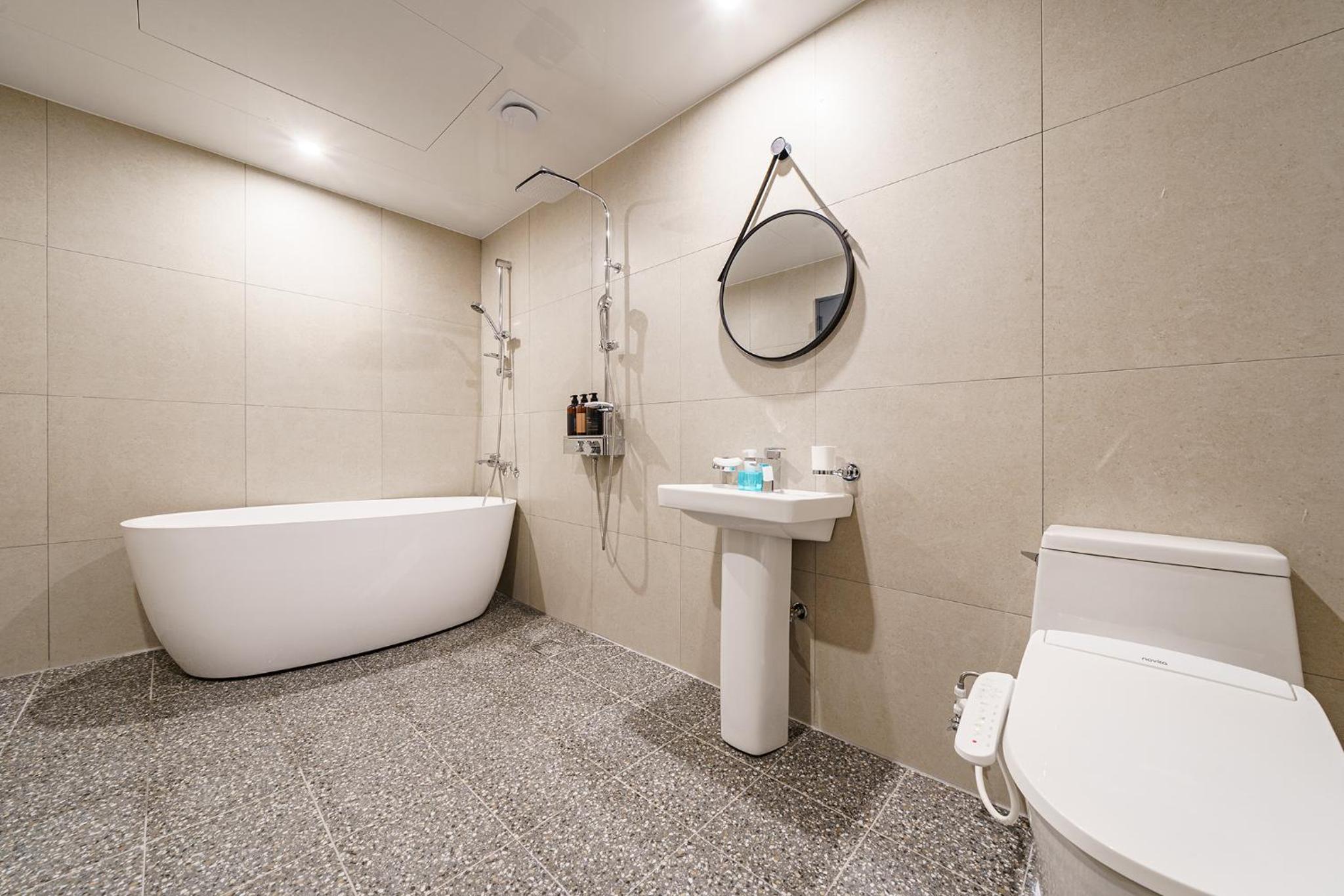 Royal deluxe room with bath tub photo 3