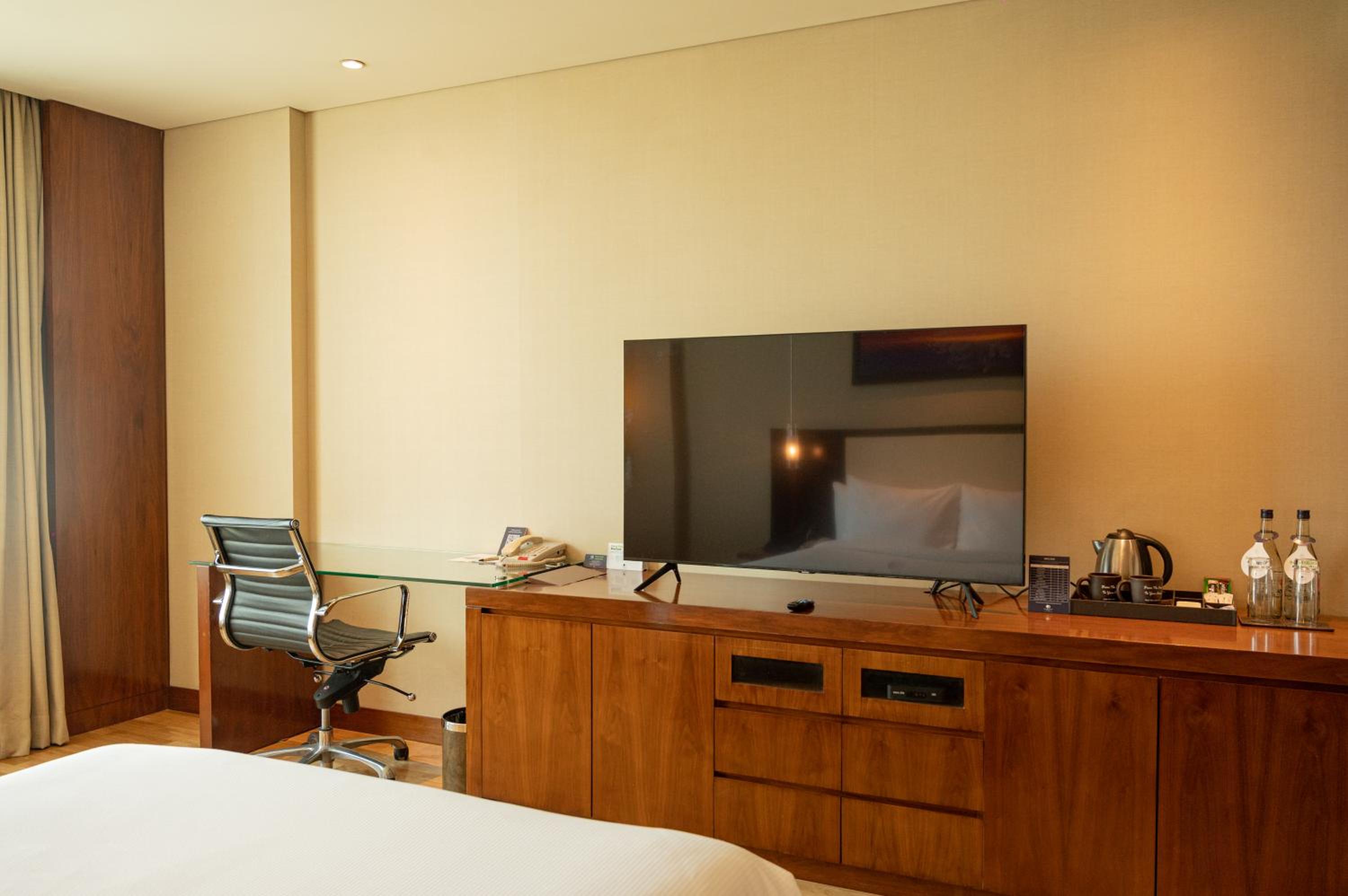 Deluxe Room Queen Bed on Higher Floor - Photo 4