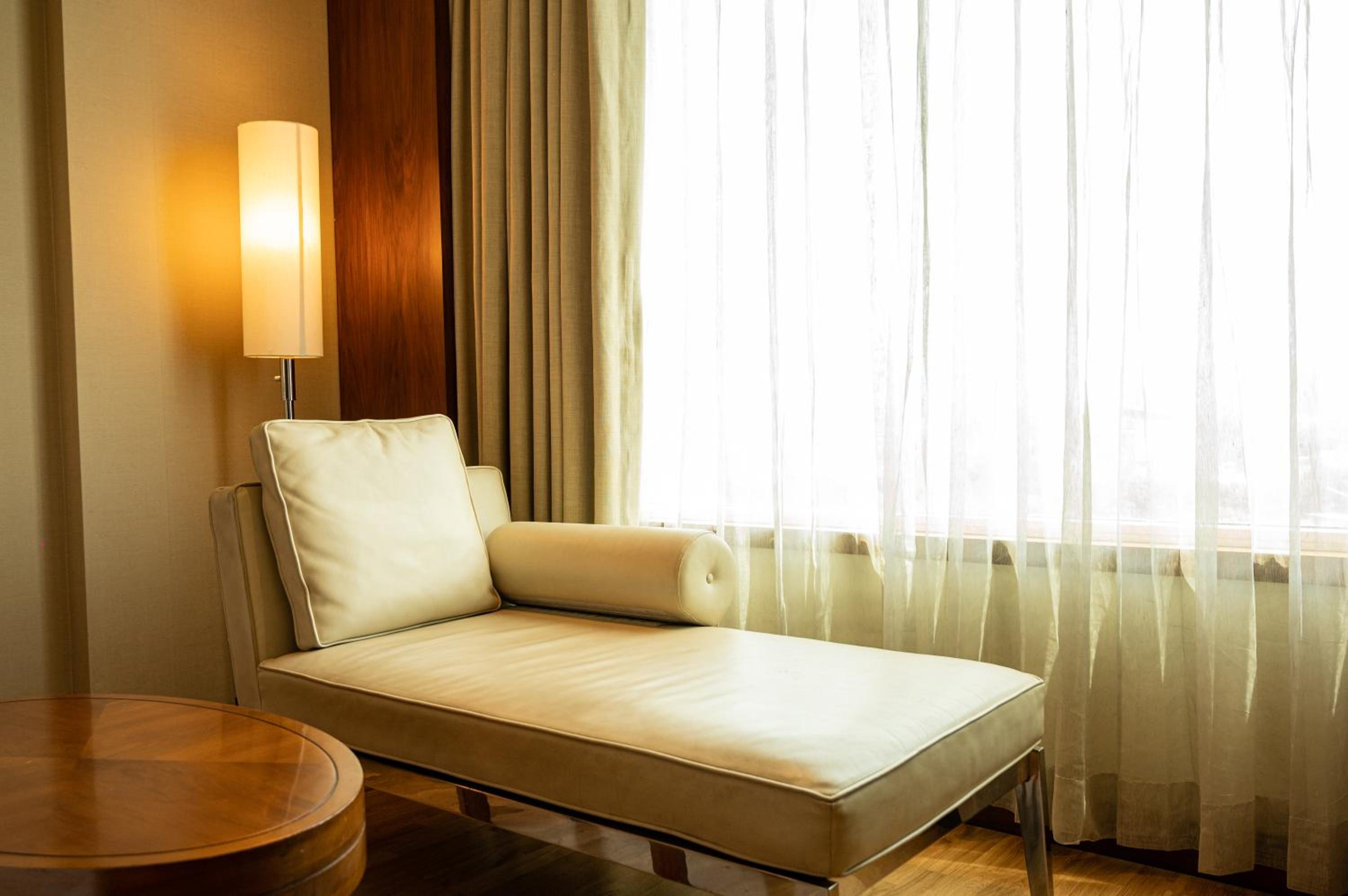 Deluxe Room Queen Bed on Higher Floor - Photo 11