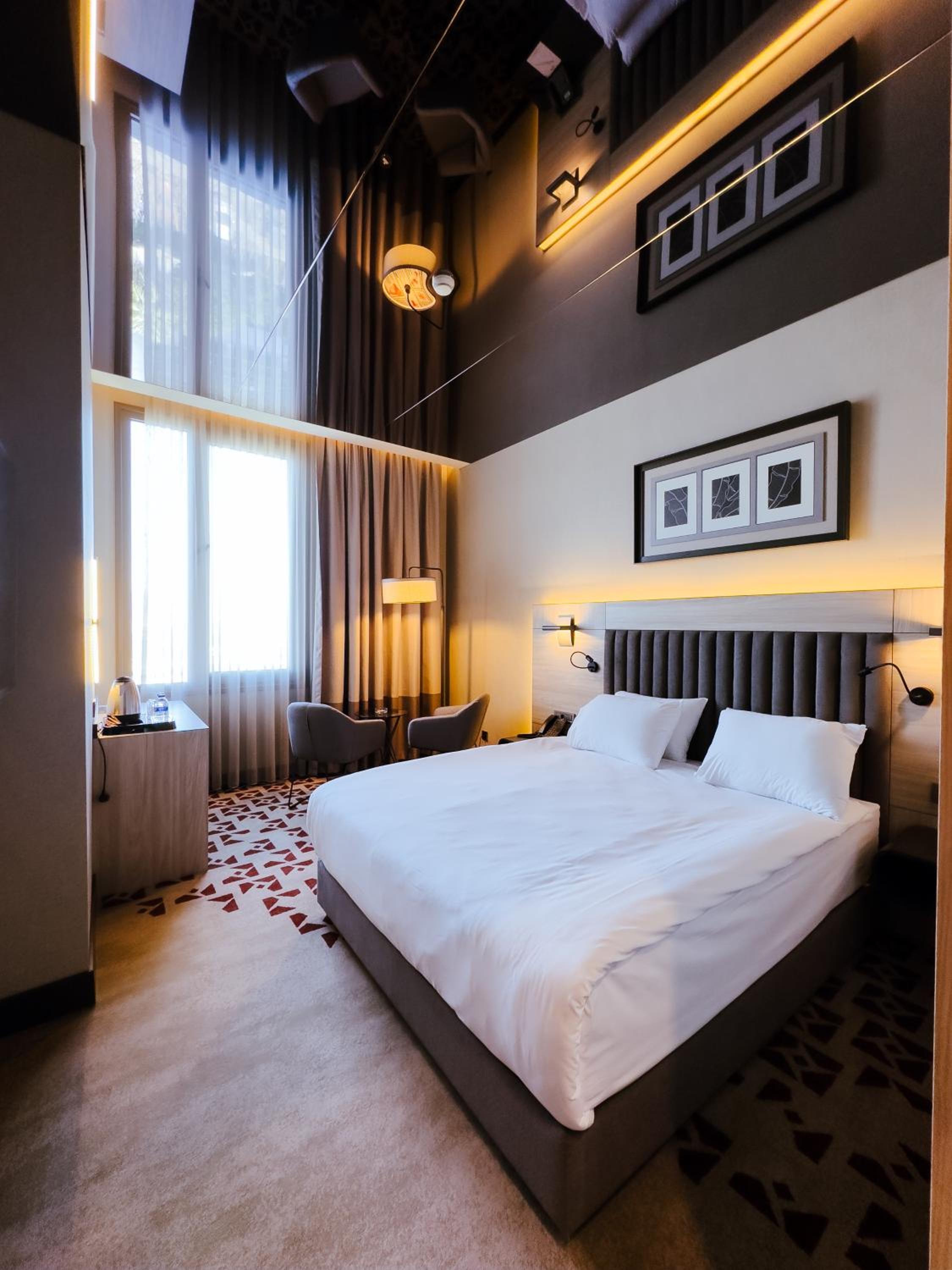Deluxe King Room with City View photo 2