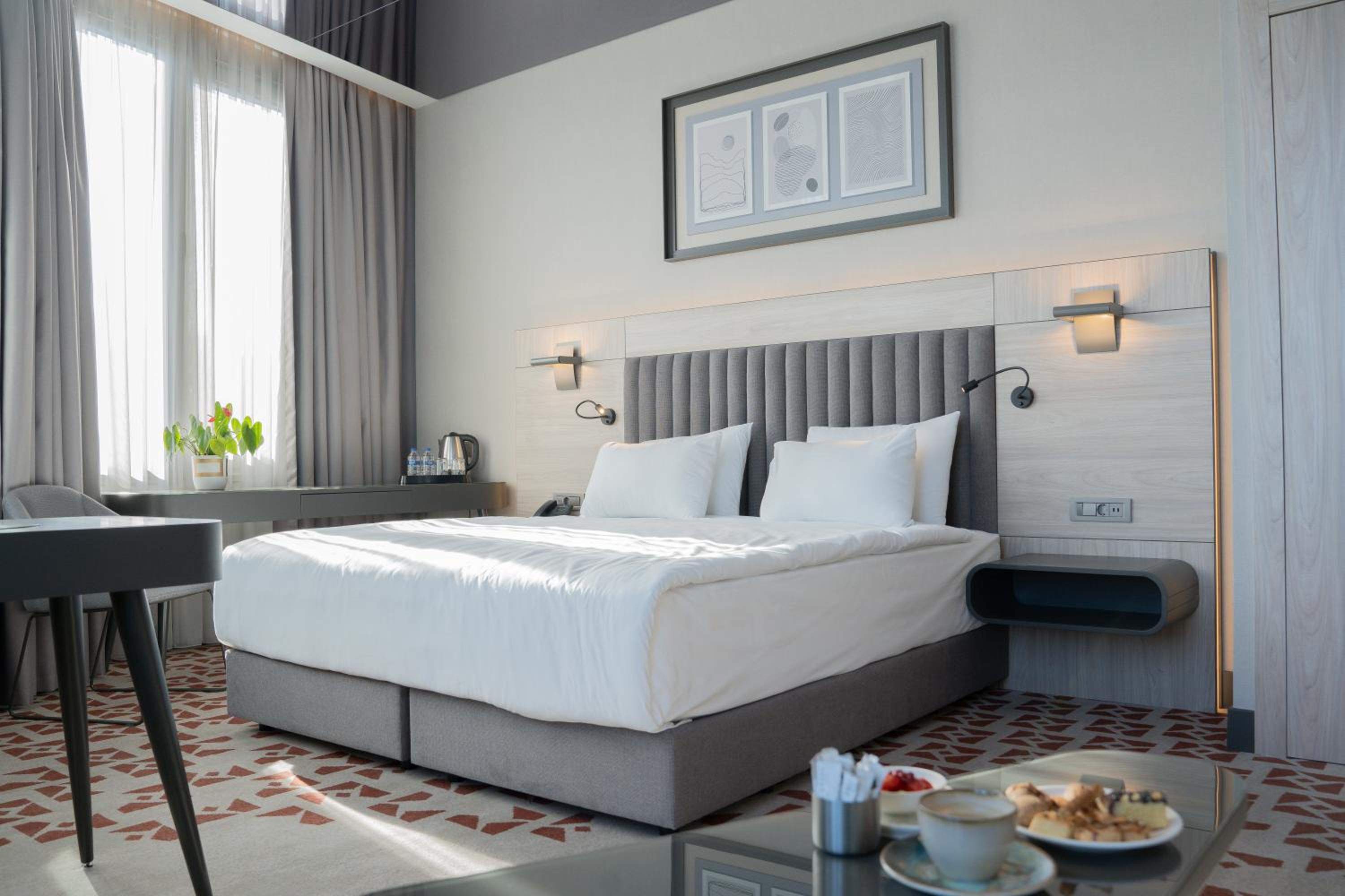 Deluxe King Room with City View photo 1