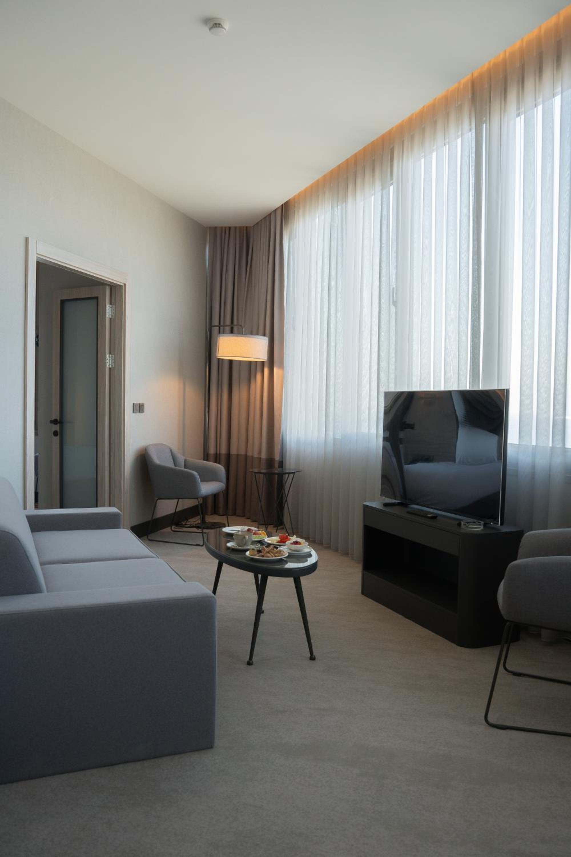Premium King Suite with Sofa Bed - Smoking photo 2