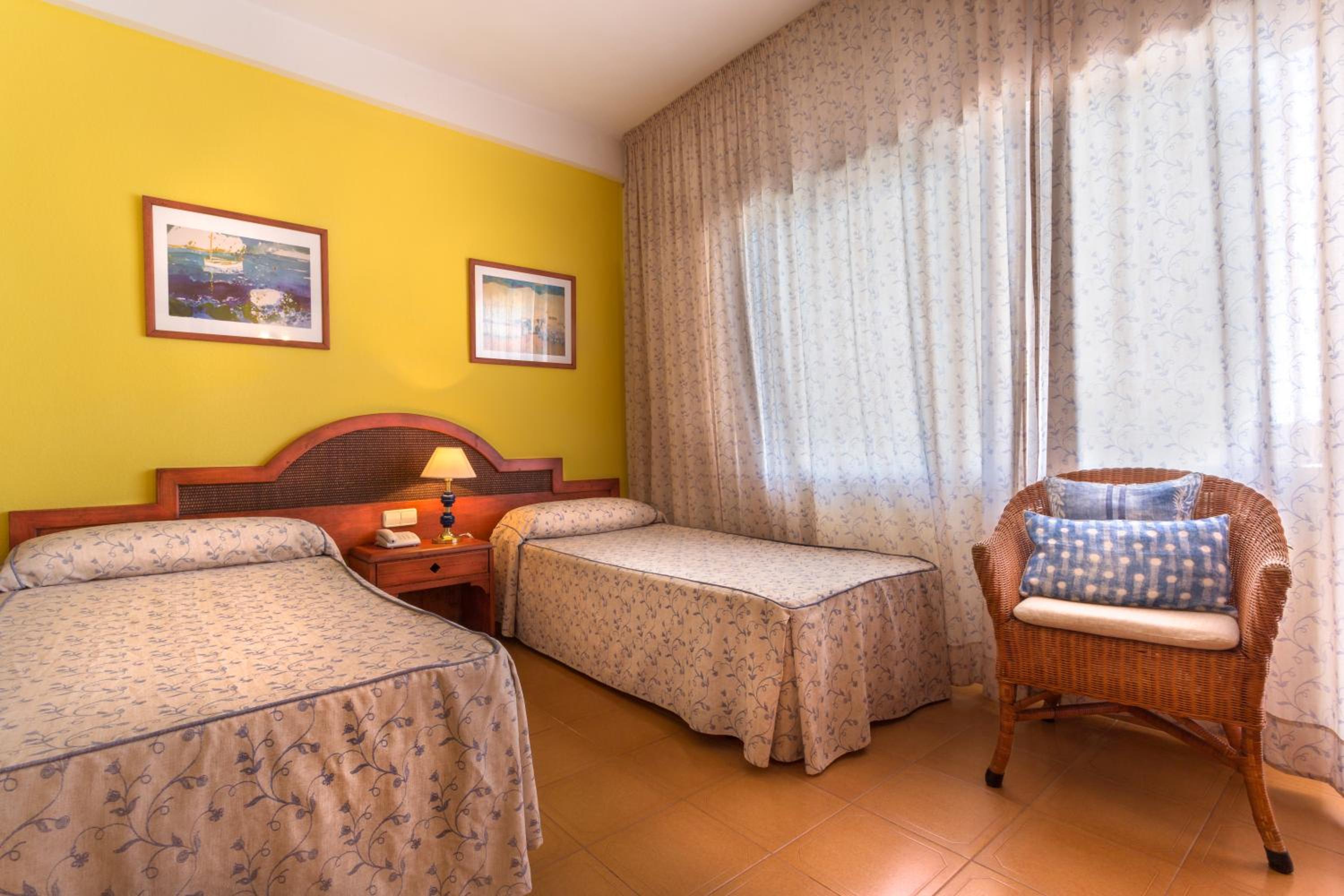 Habitación Doble con cama supletoria (2 adultos + 1 niño) Habitación Doble con cama supletoria (2 adultos + 1 niño)