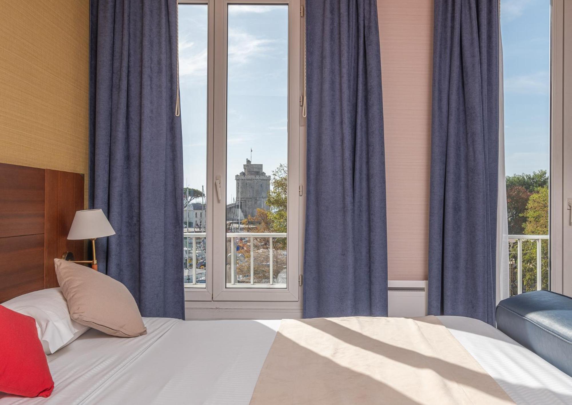 Junior Suite with Sea View or Swimming pool View - Photo 5