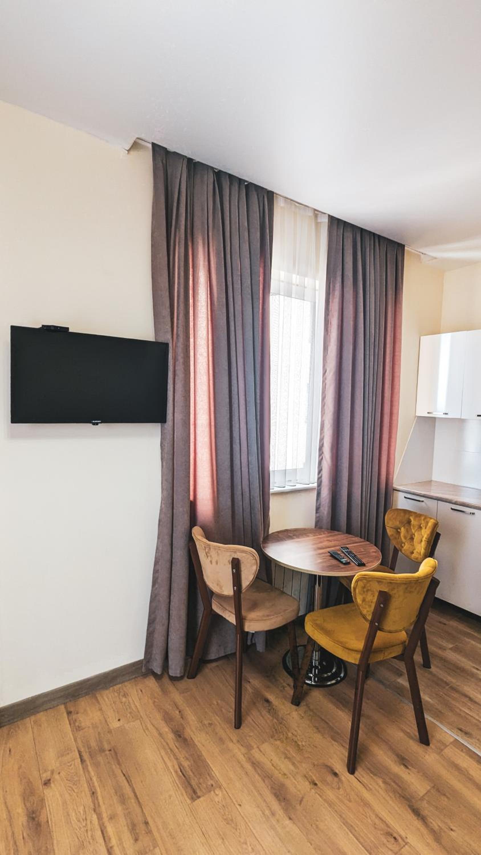 Suite - Photo 1