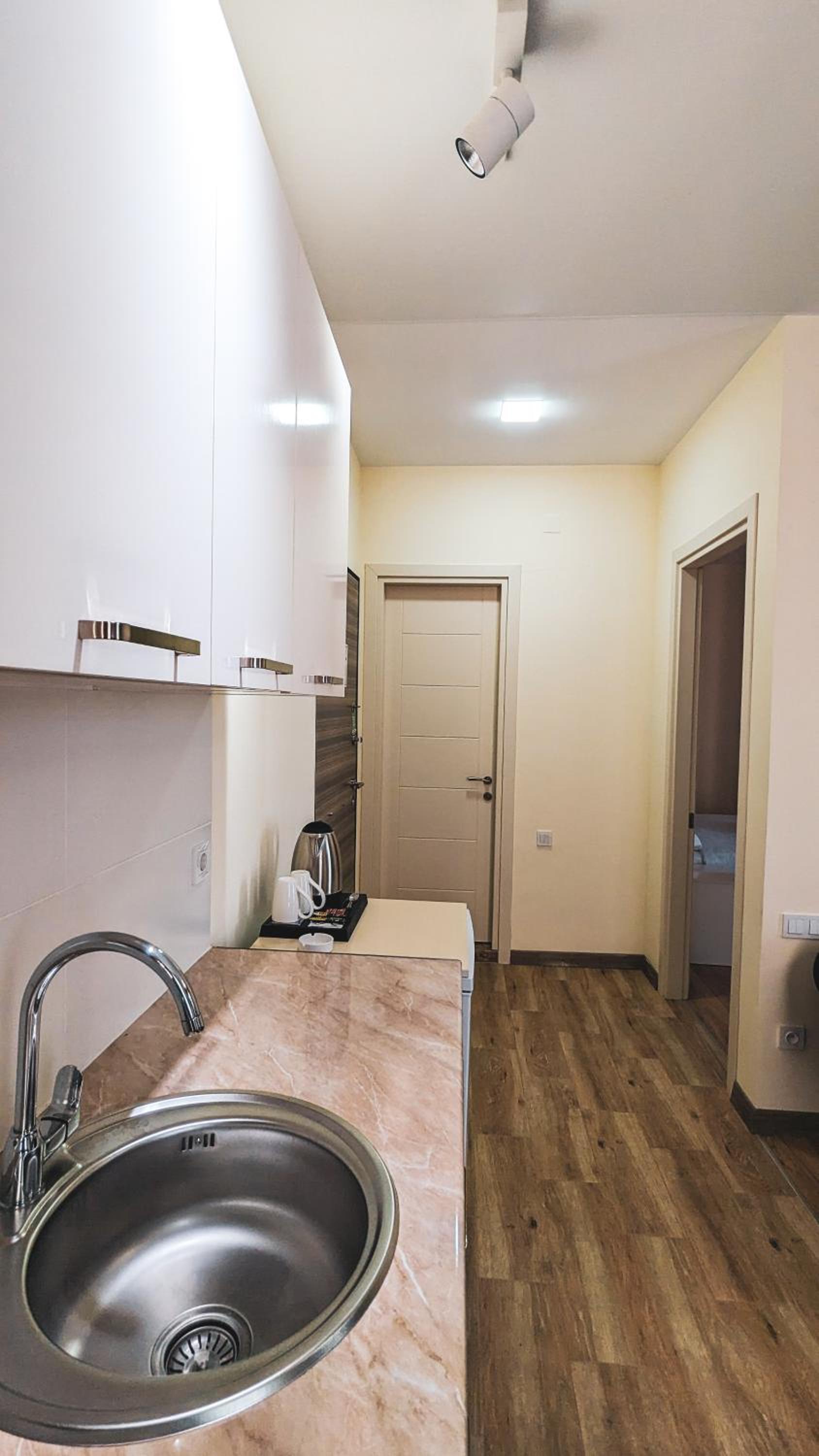 Suite - Photo 13