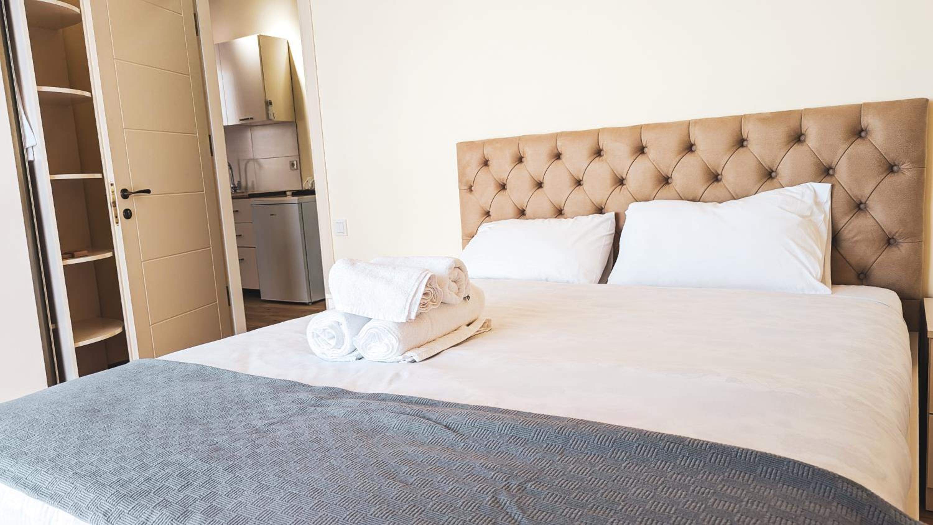Suite - Photo 11