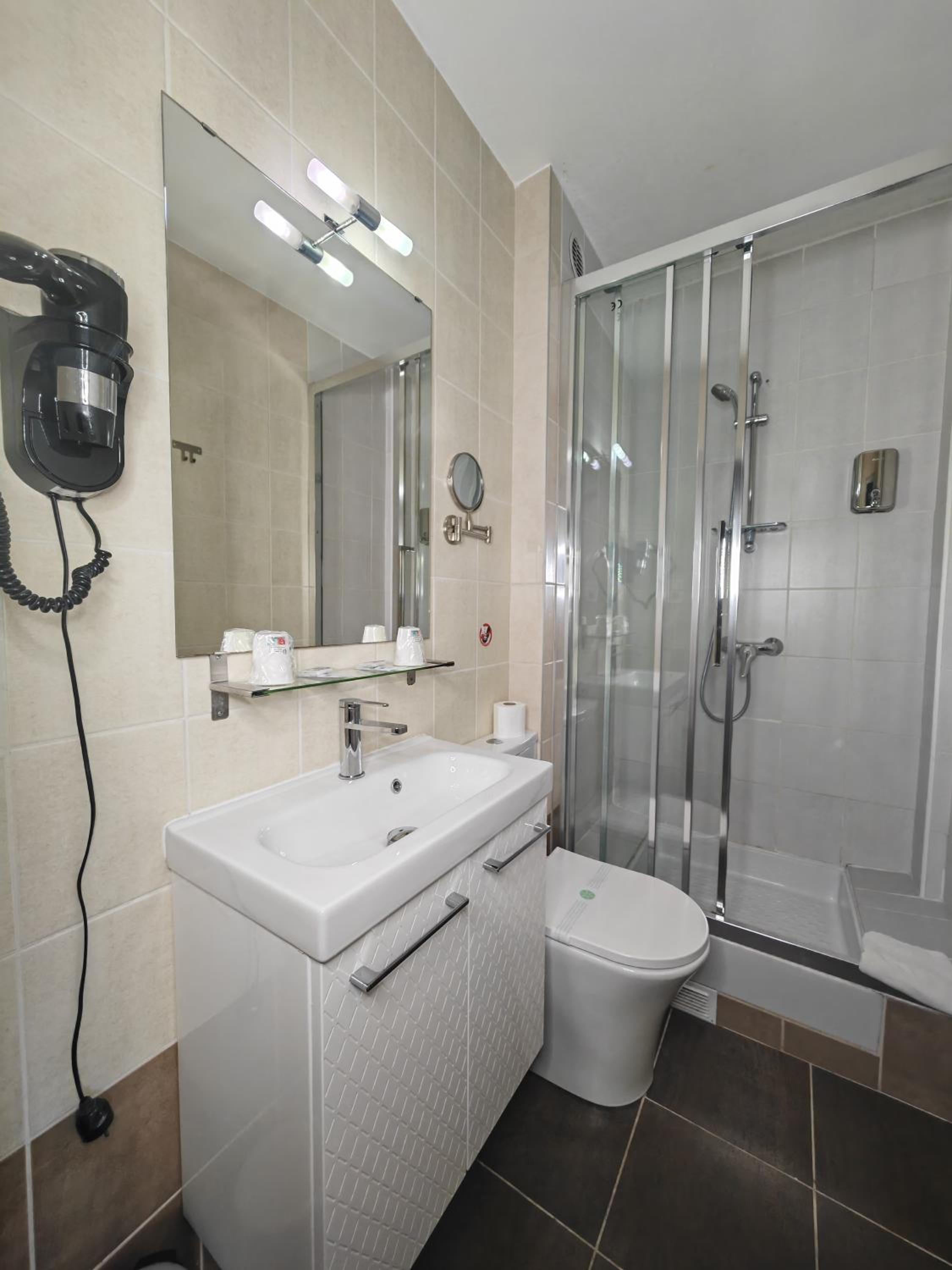 Comfort Double or Twin Room with Air-Conditioning - Photo 8