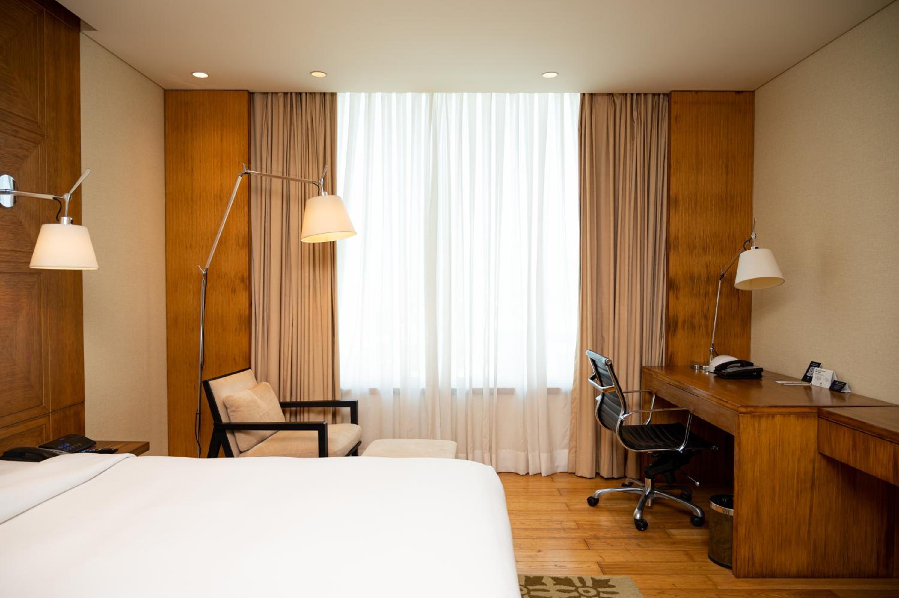 Executive King Suite with Lounge Access - Photo 17