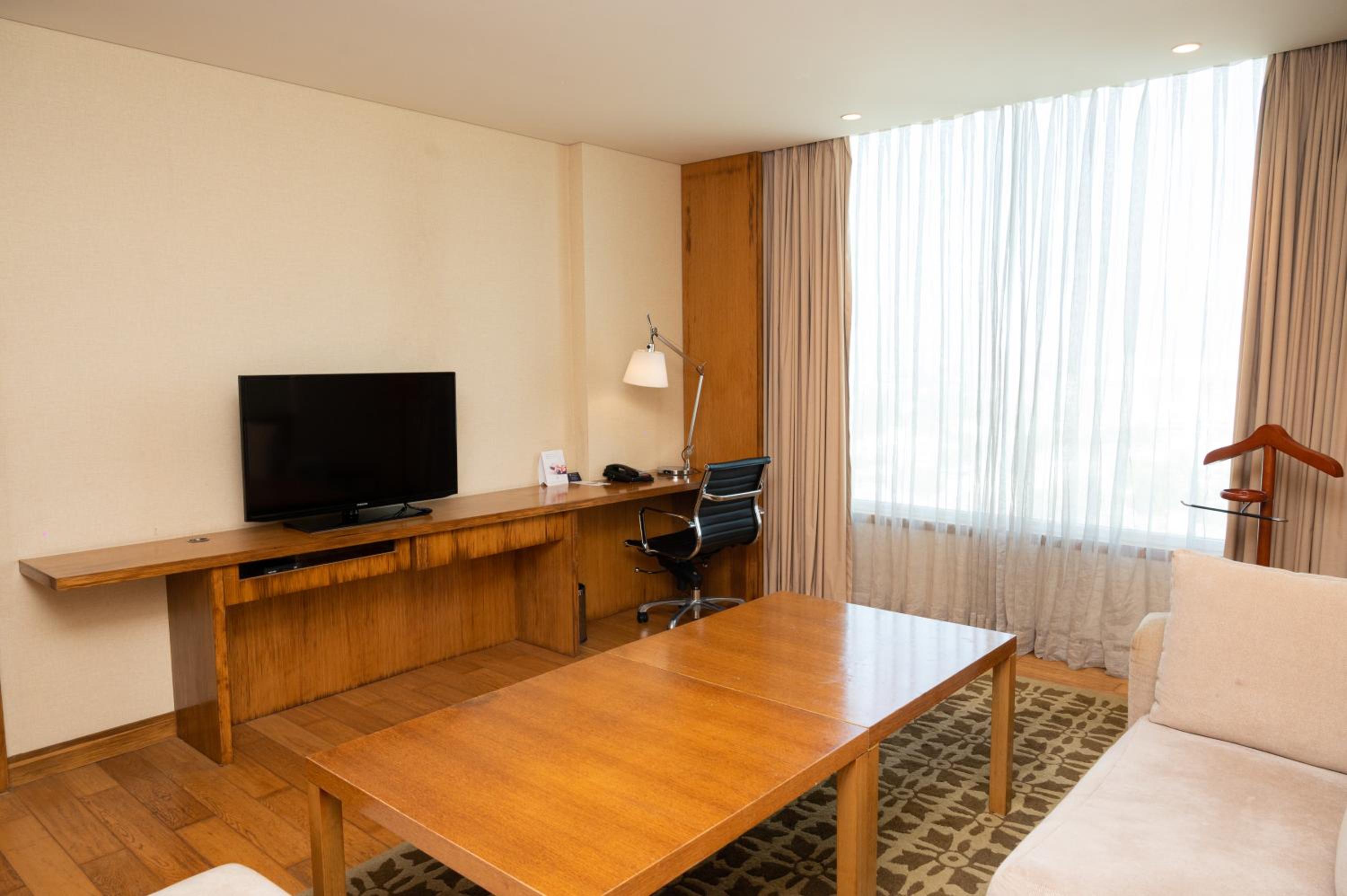 Executive King Suite with Lounge Access - Photo 4