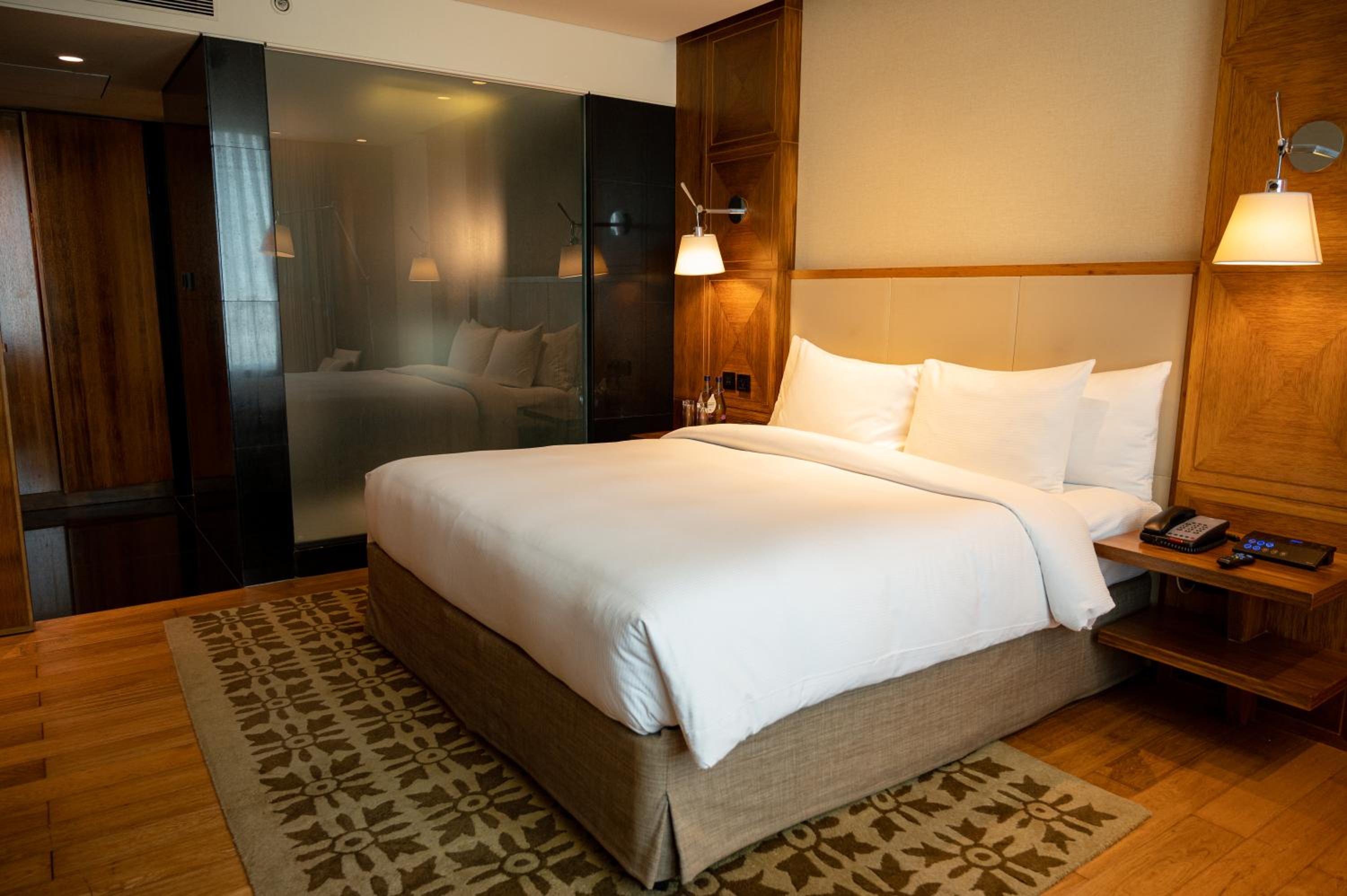 Executive King Suite with Lounge Access - Photo 8