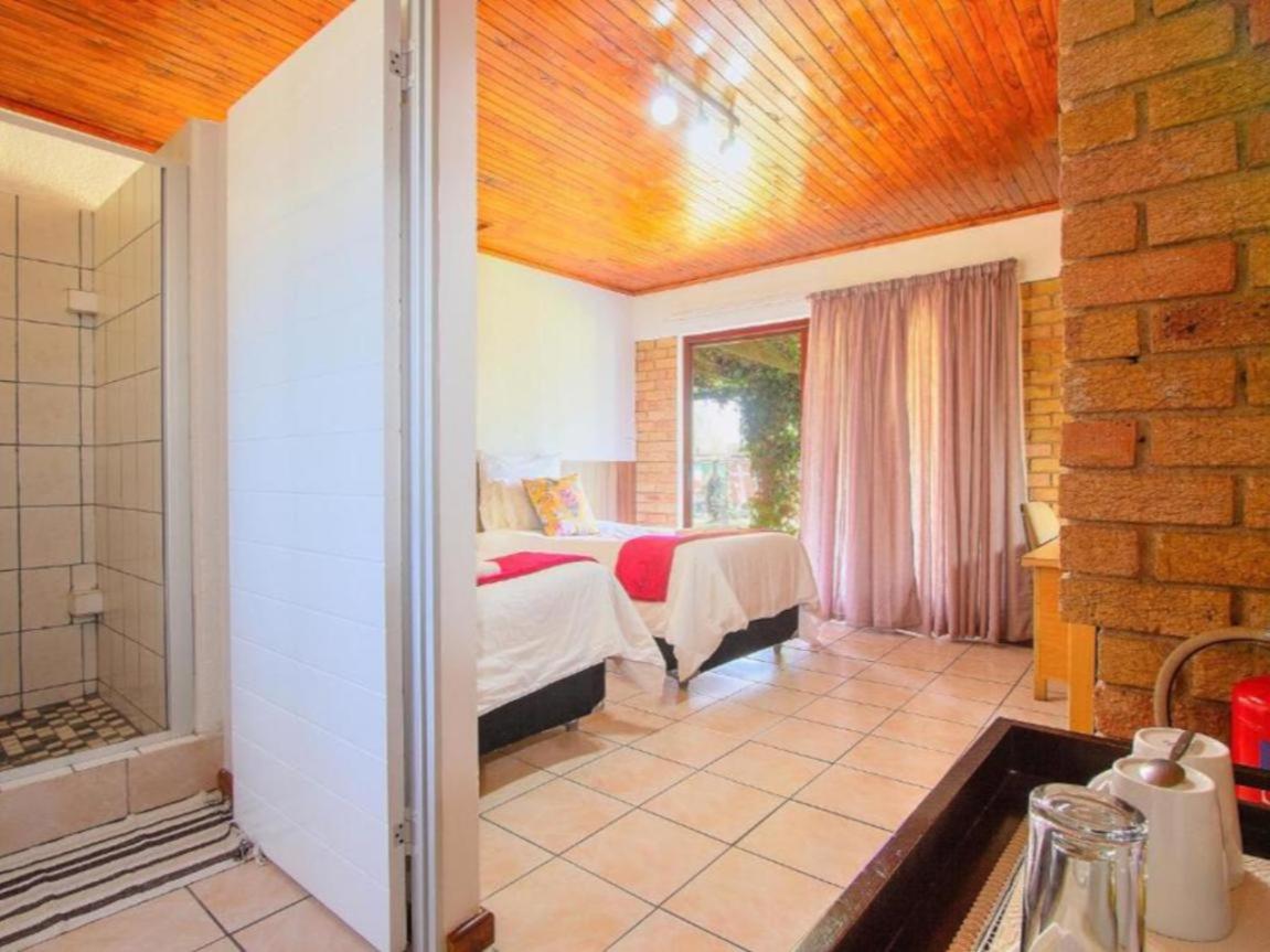 Standard Twin Room - Photo 6
