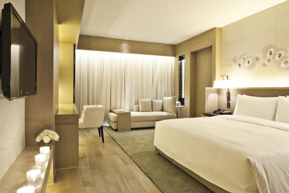 Deluxe Business King Room photo 1