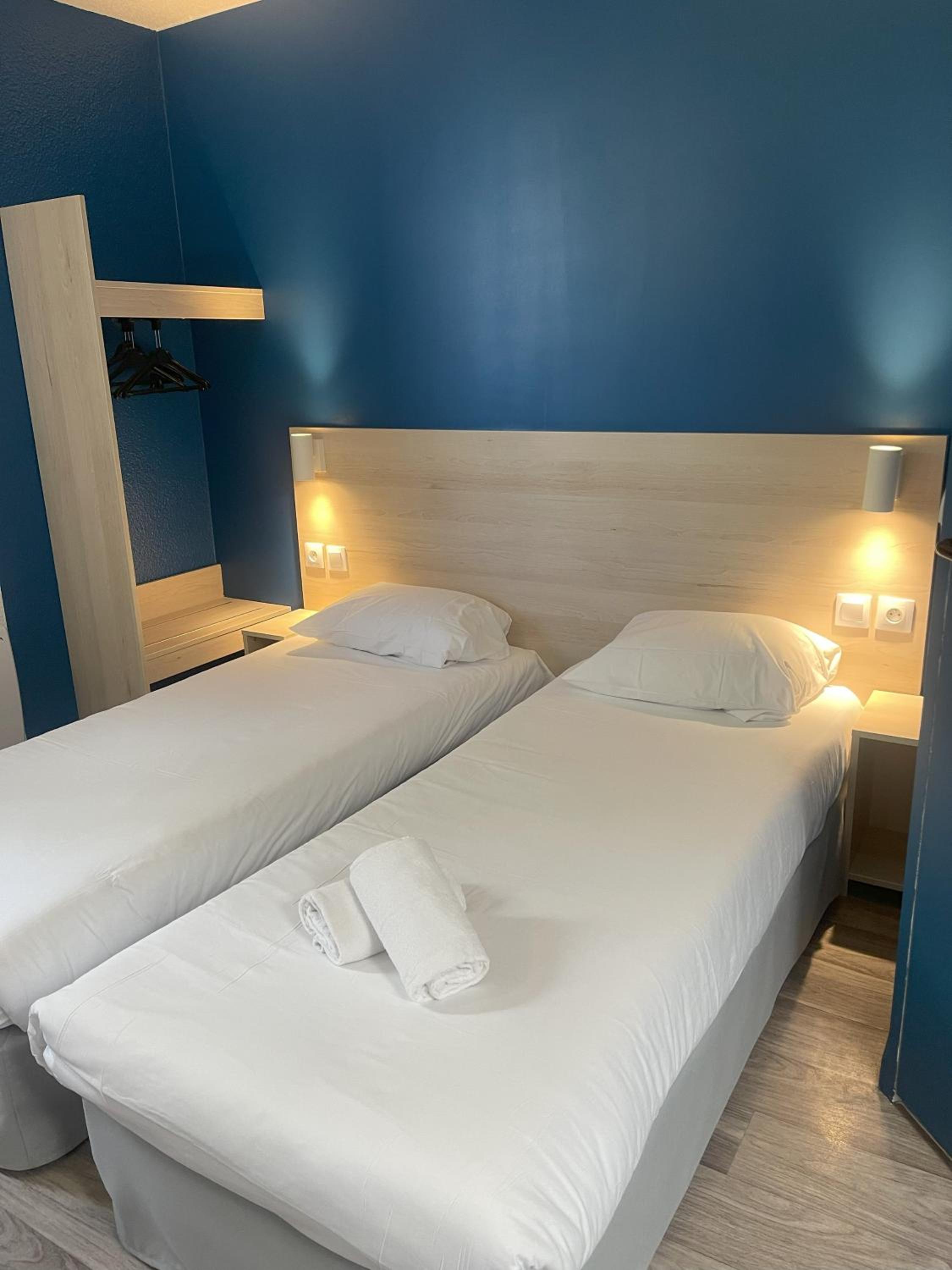 Standard Twin Room - Photo 1