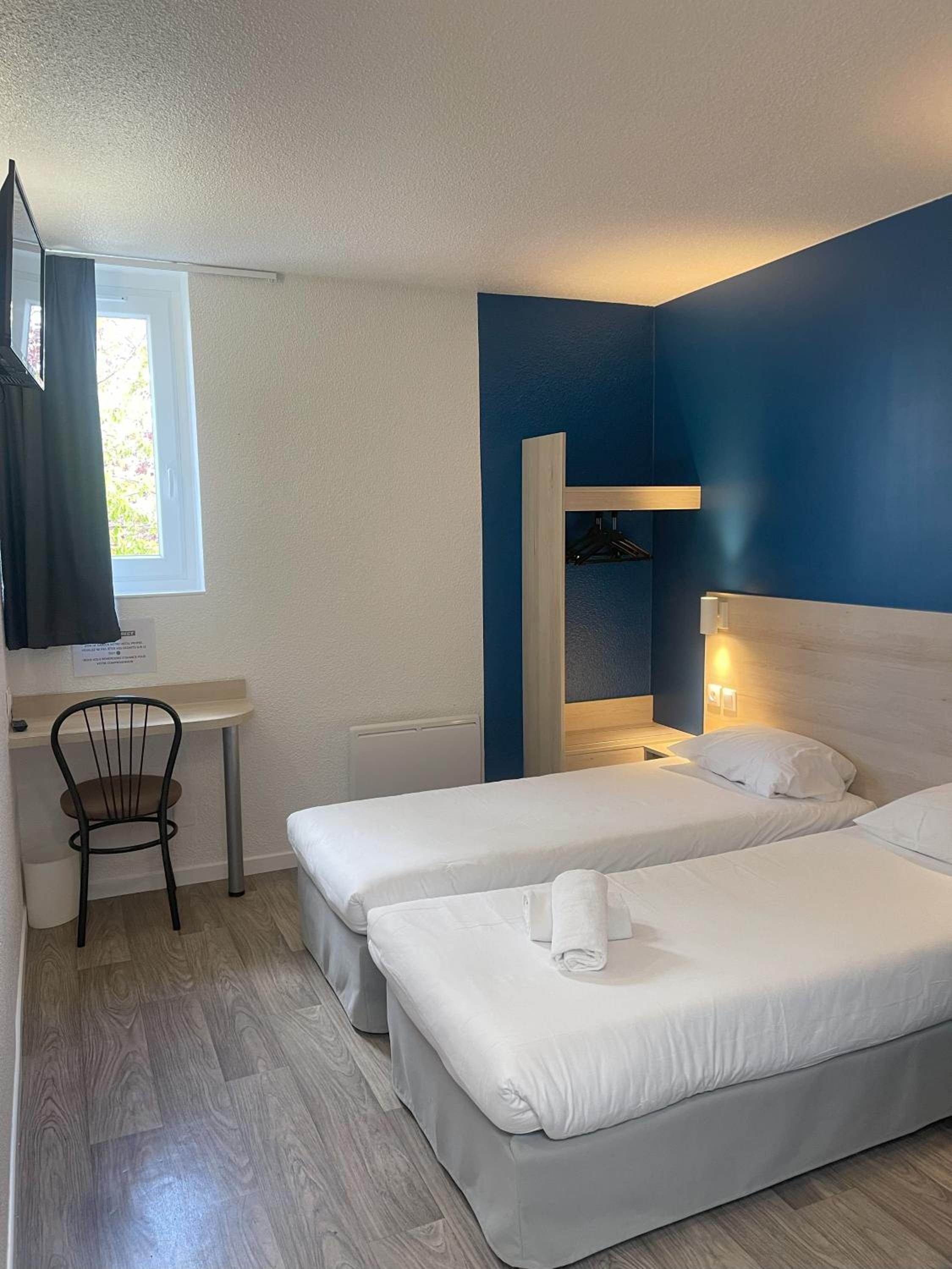 Standard Twin Room - Photo 2