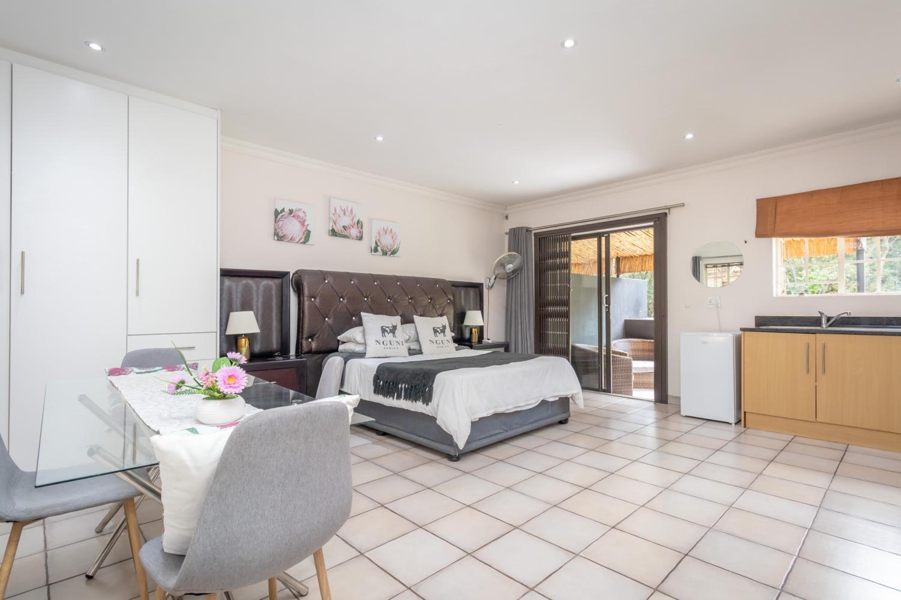 Double Room with Park View - Photo 9