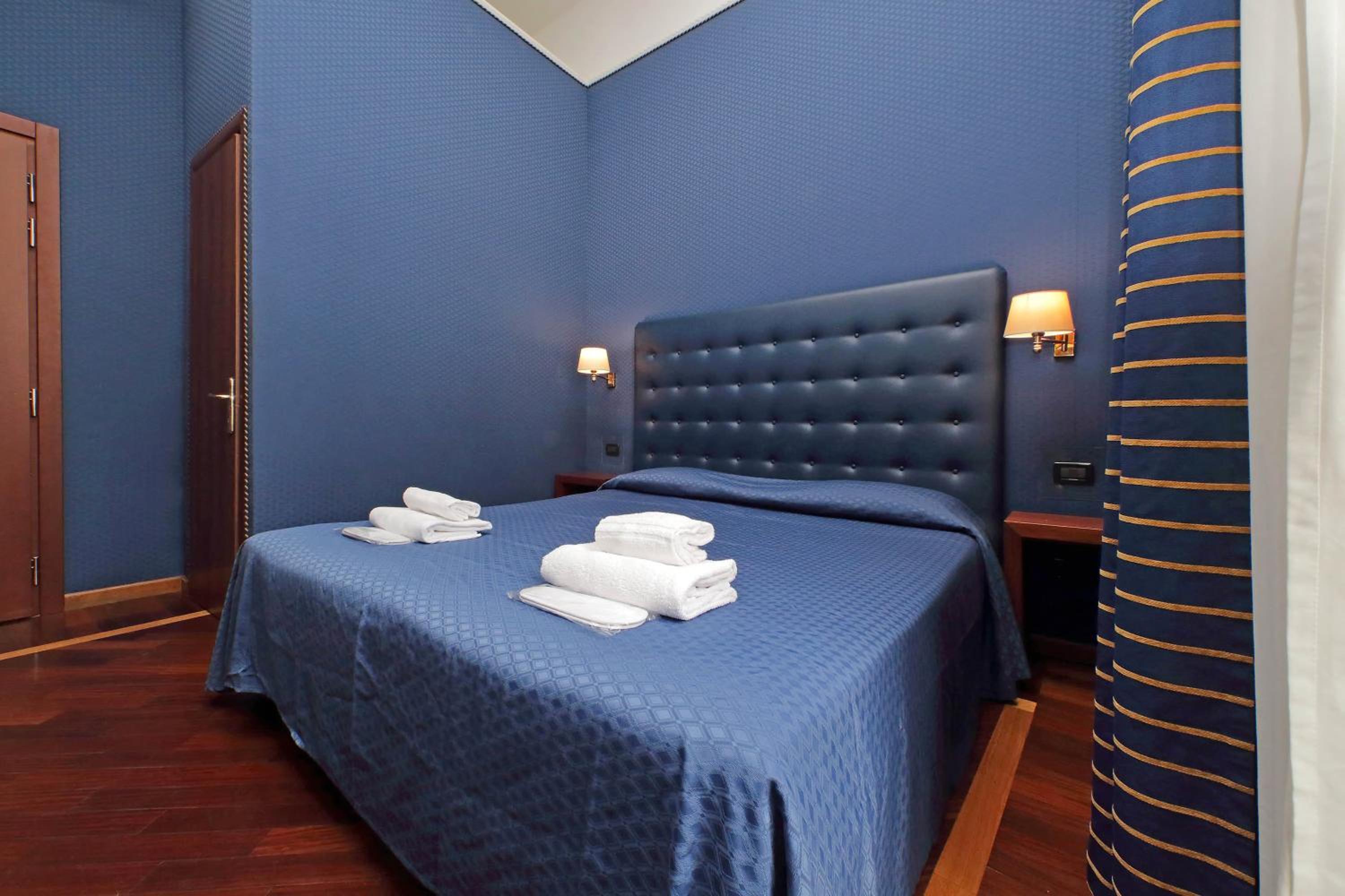 Double or Twin Room with City View photo 2