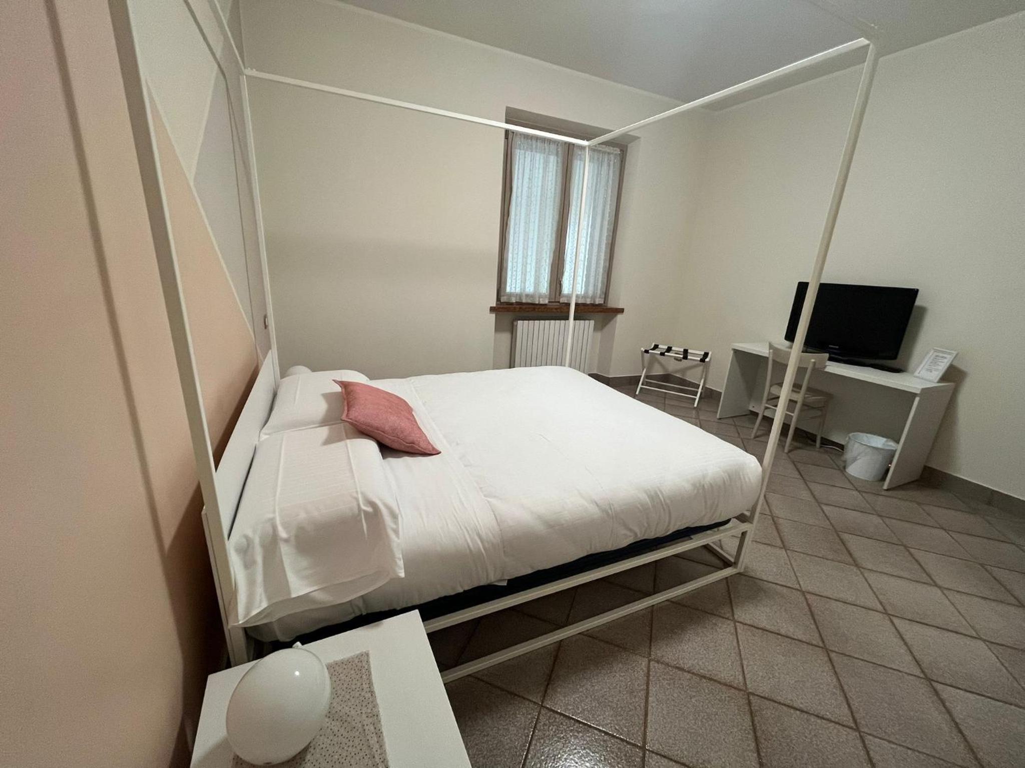Family Room with Private Bathroom - Photo 4