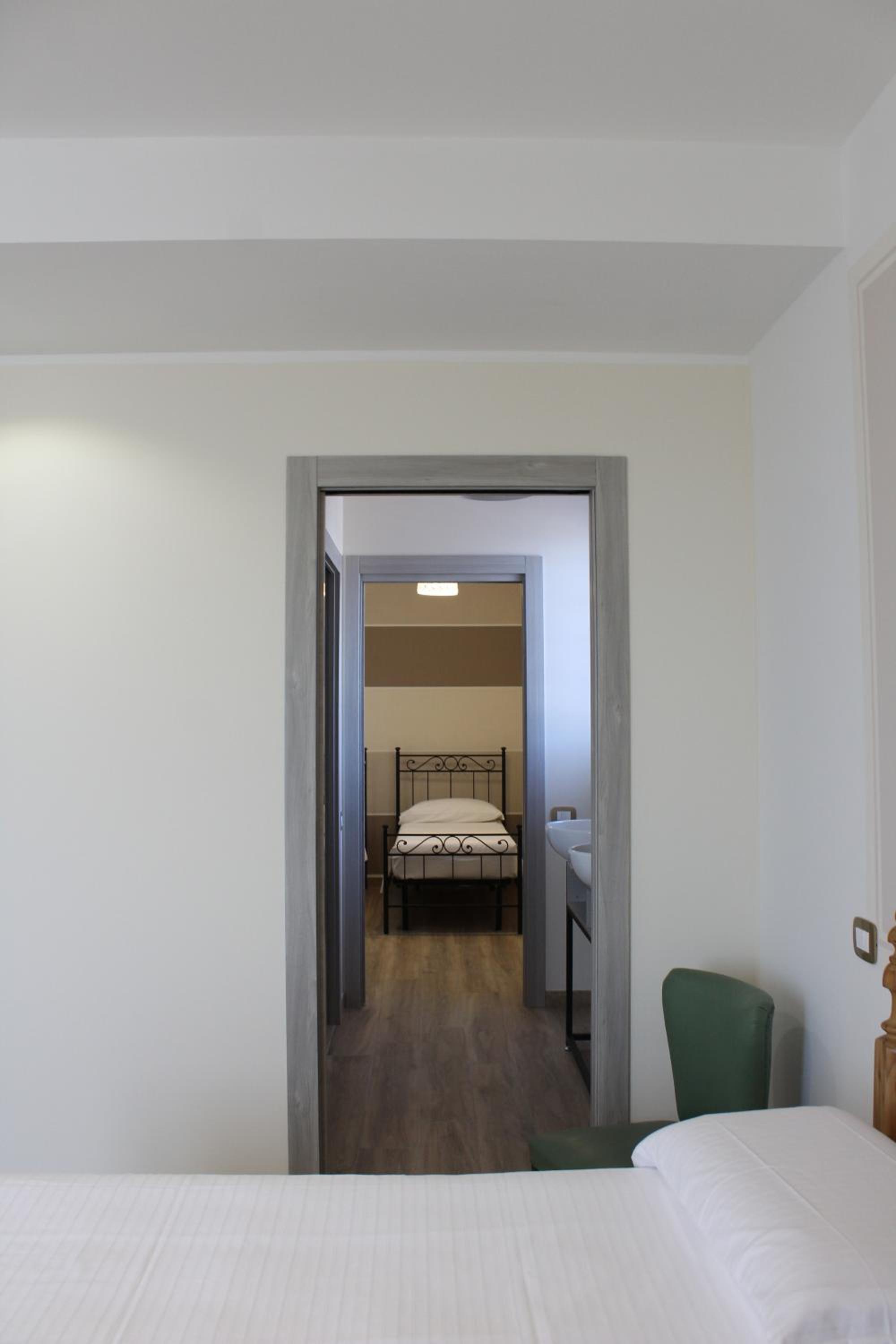 Junior Suite with Balcony - Photo 3
