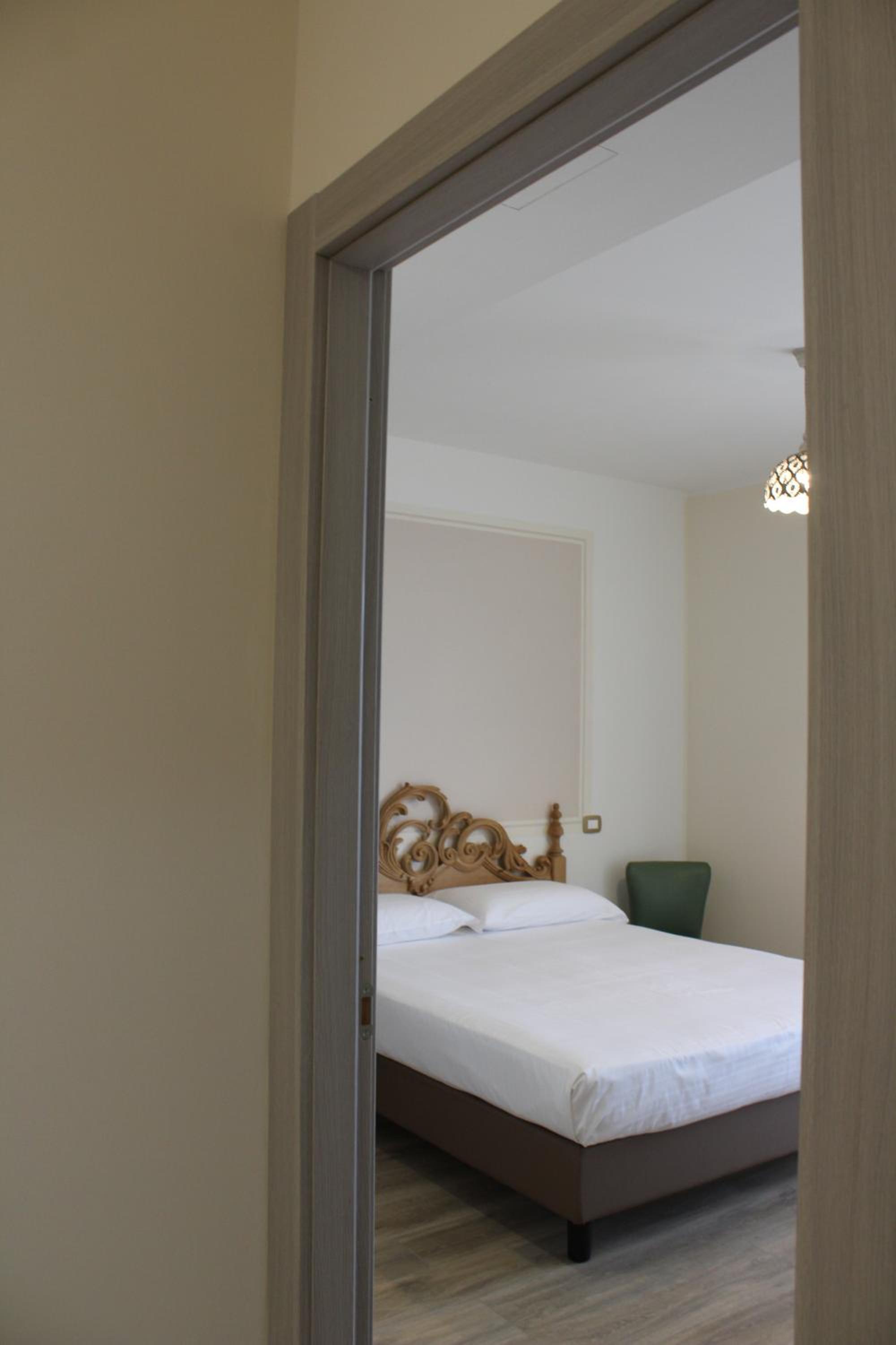Junior Suite with Balcony - Photo 2