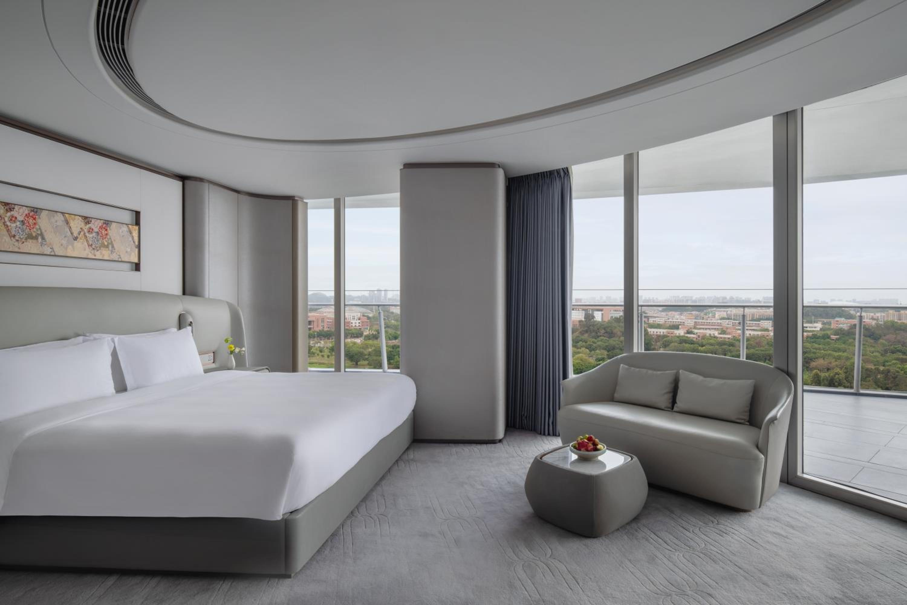 One-Bedroom Suite with Dining Area