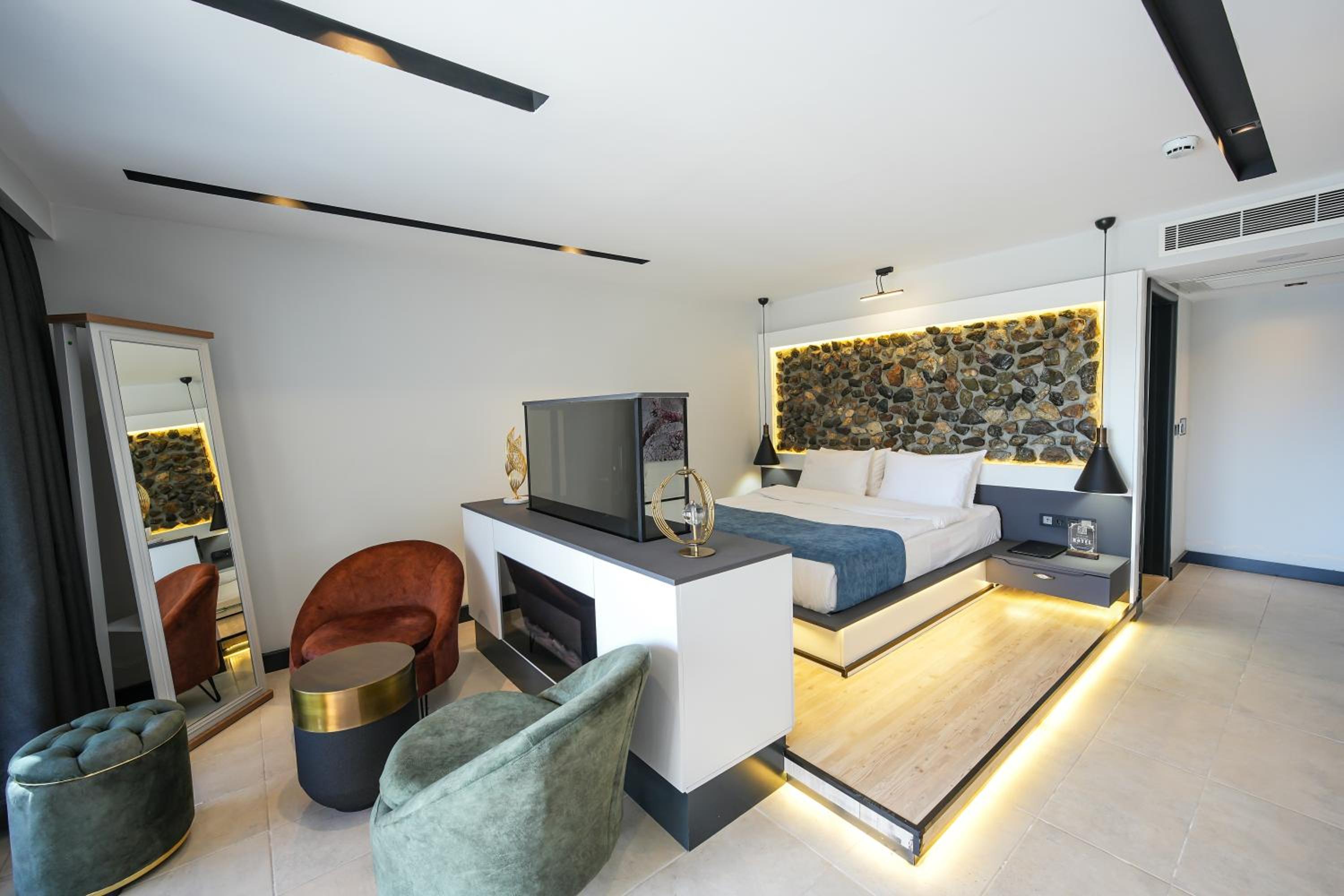 Triple Room with Pool View - Photo 19