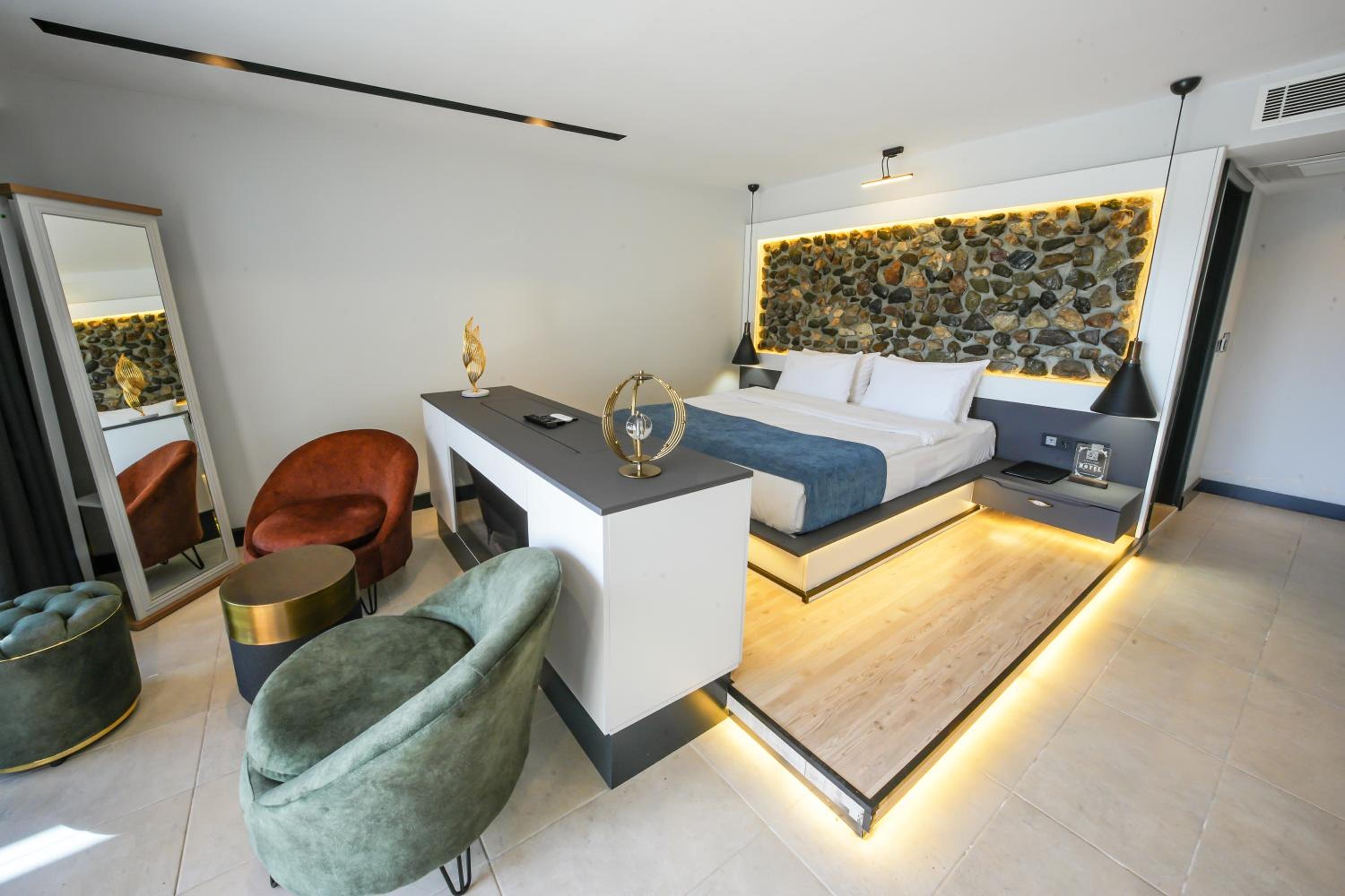 Triple Room with Pool View - Photo 10