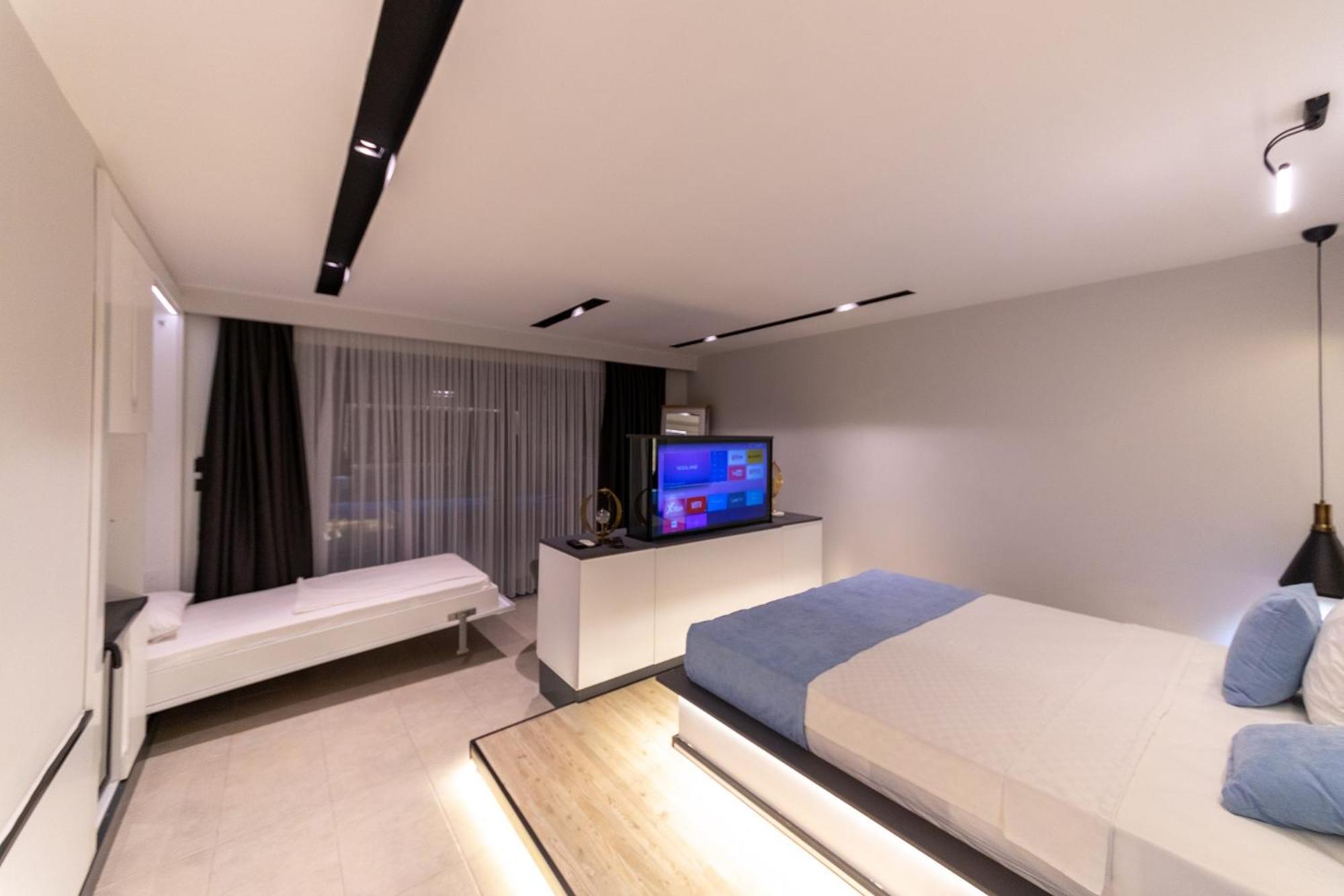 Triple Room with Pool View - Photo 9
