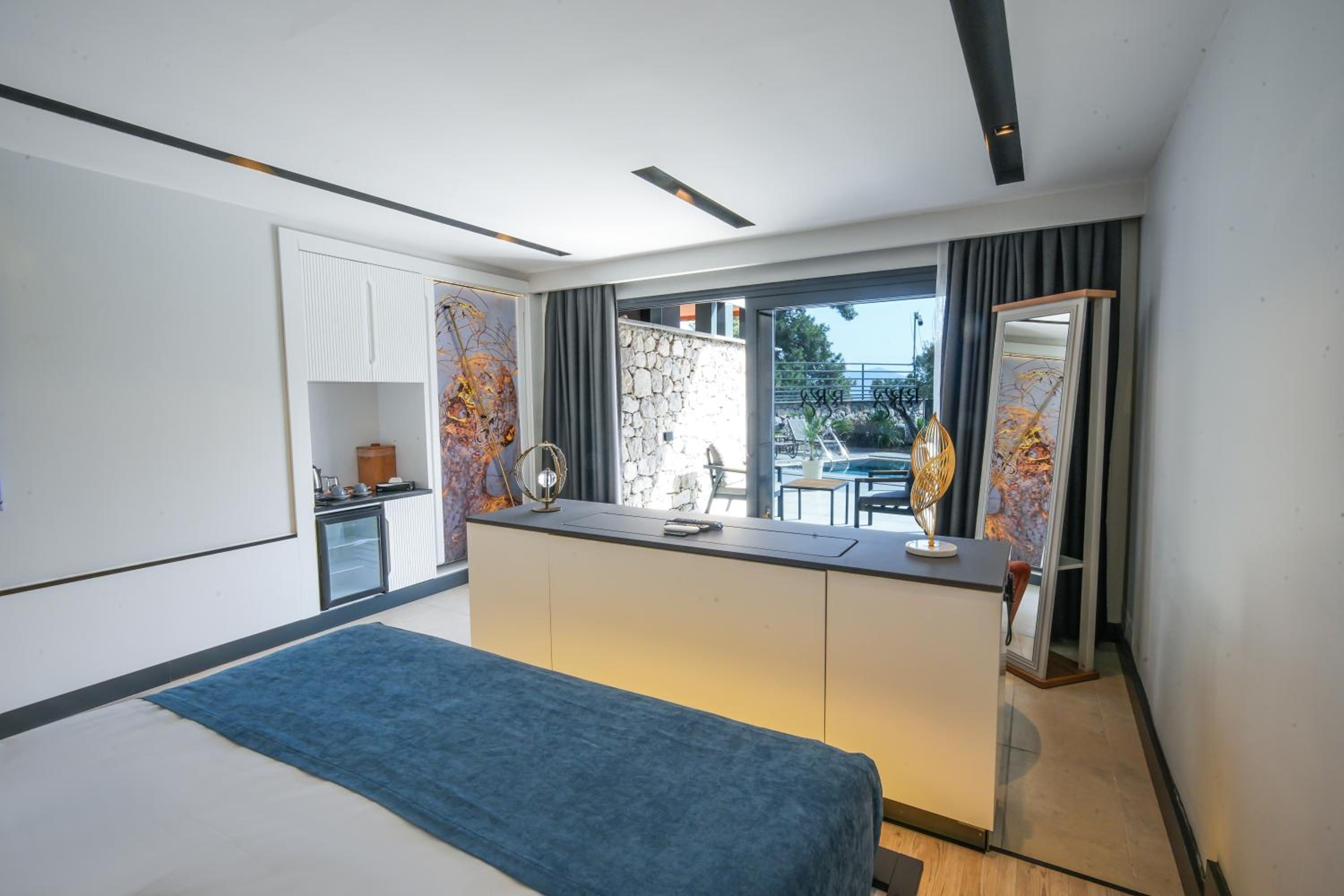 Triple Room with Pool View - Photo 12