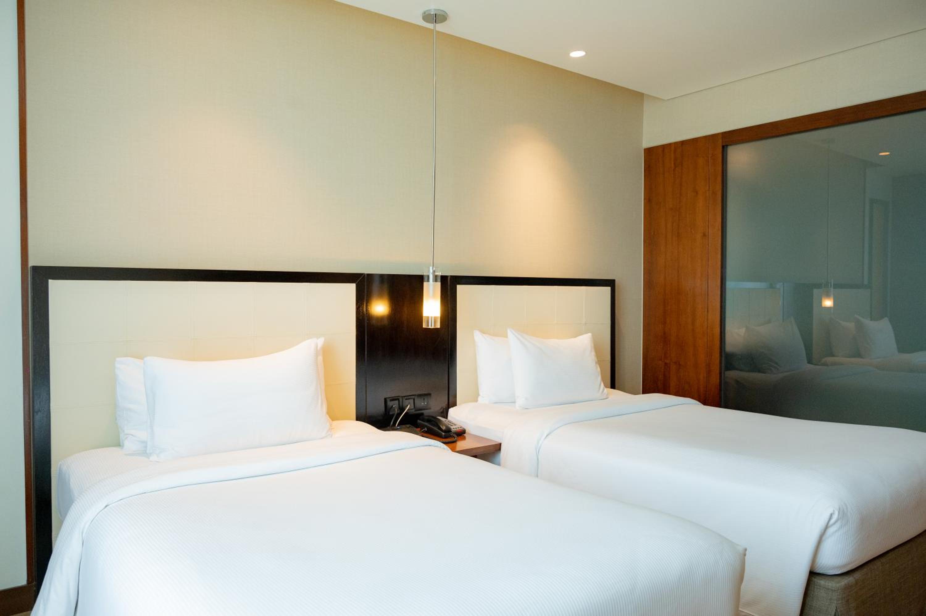 Deluxe Room Twin Beds - Photo 14