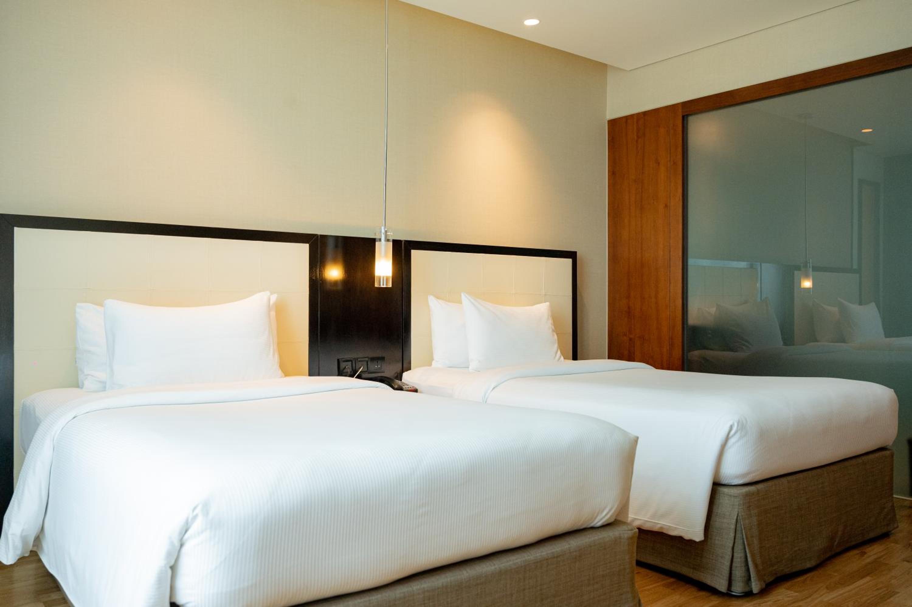 Deluxe Room Twin Beds - Photo 3