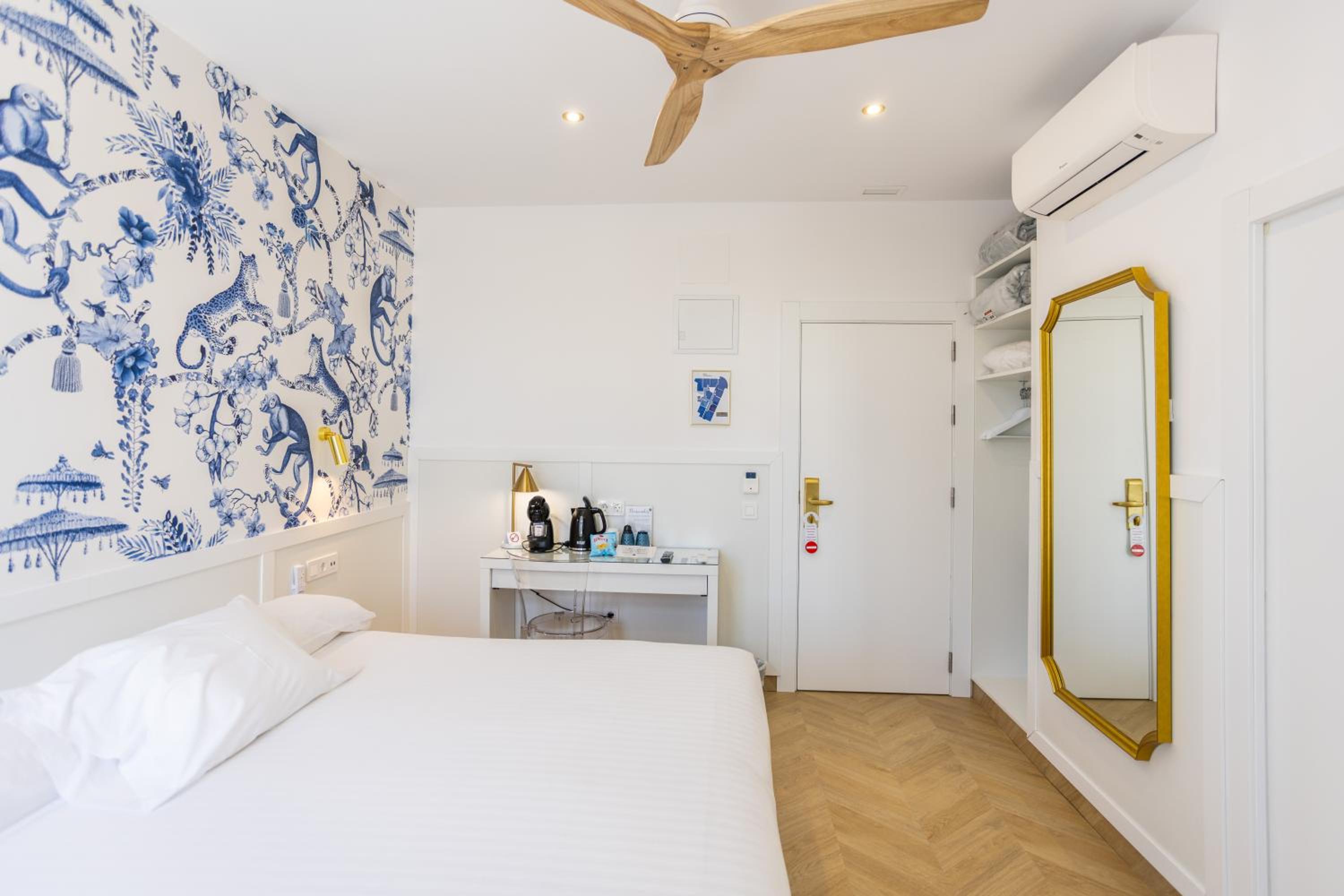Superior Room with View to the Pedestrian Street