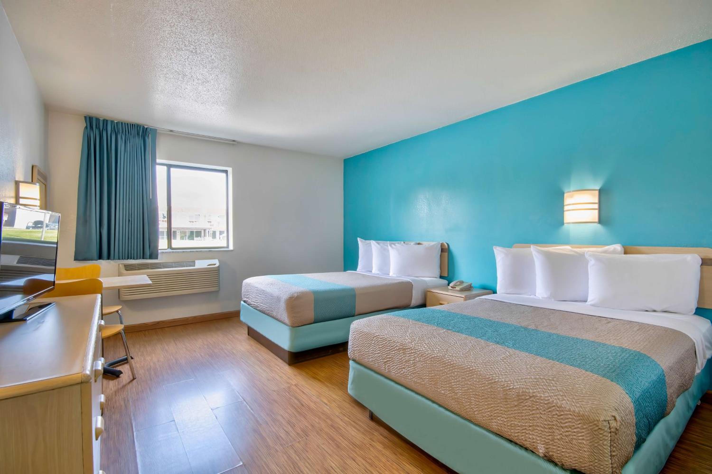 2 Queen Beds - Non-Smoking photo 1