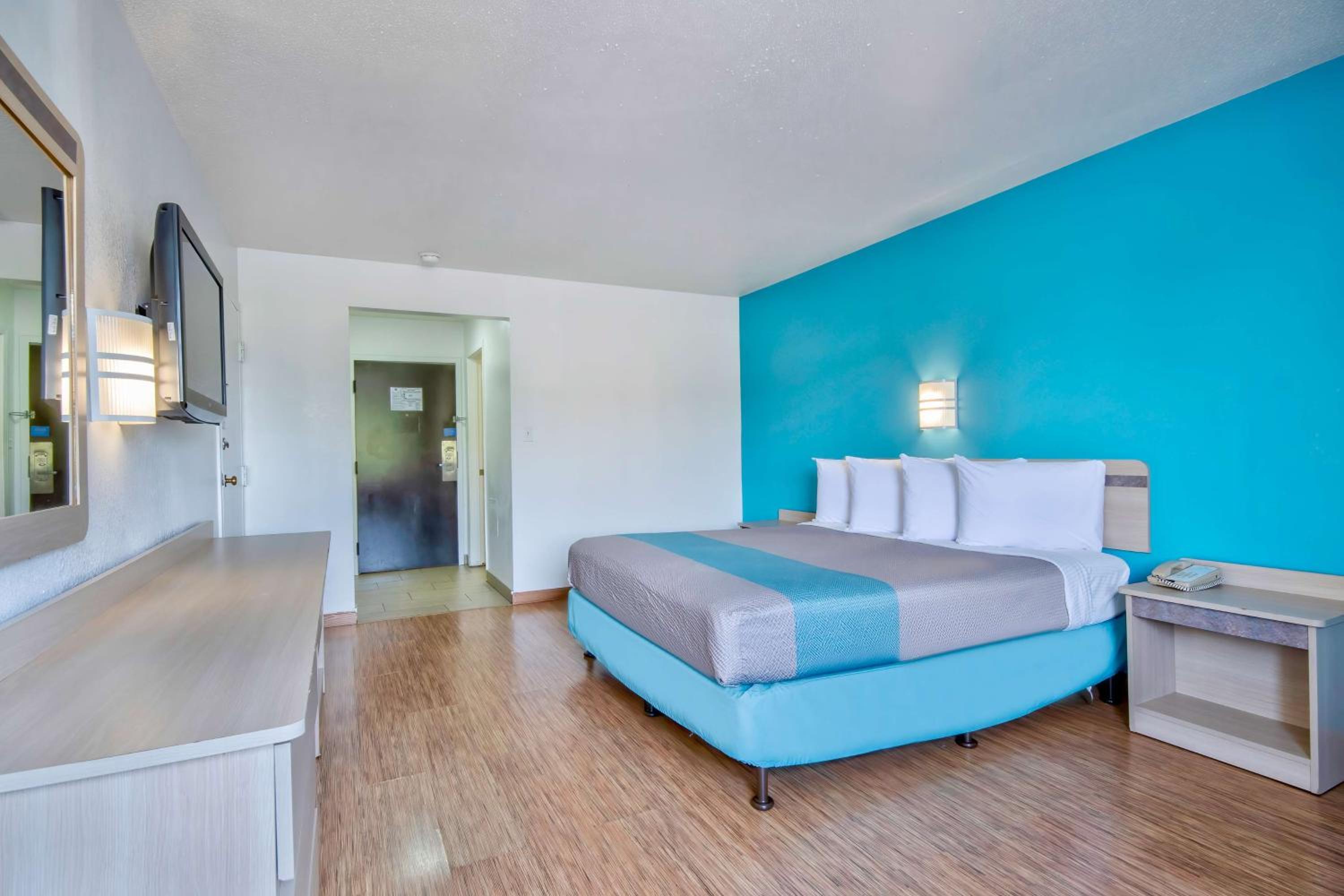 King Room - Non-Smoking photo 2