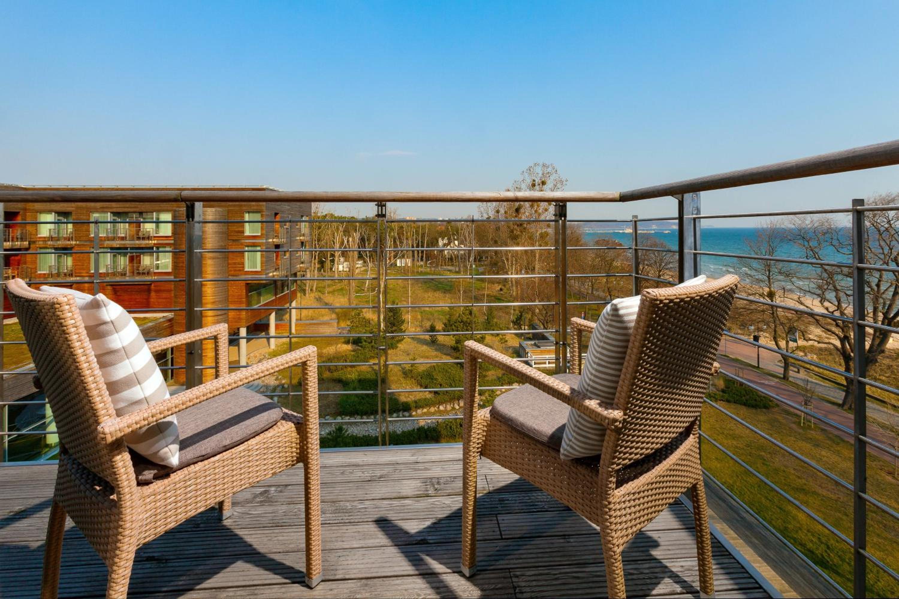 Superior King Room with Balcony and Sea View thumbnail 6