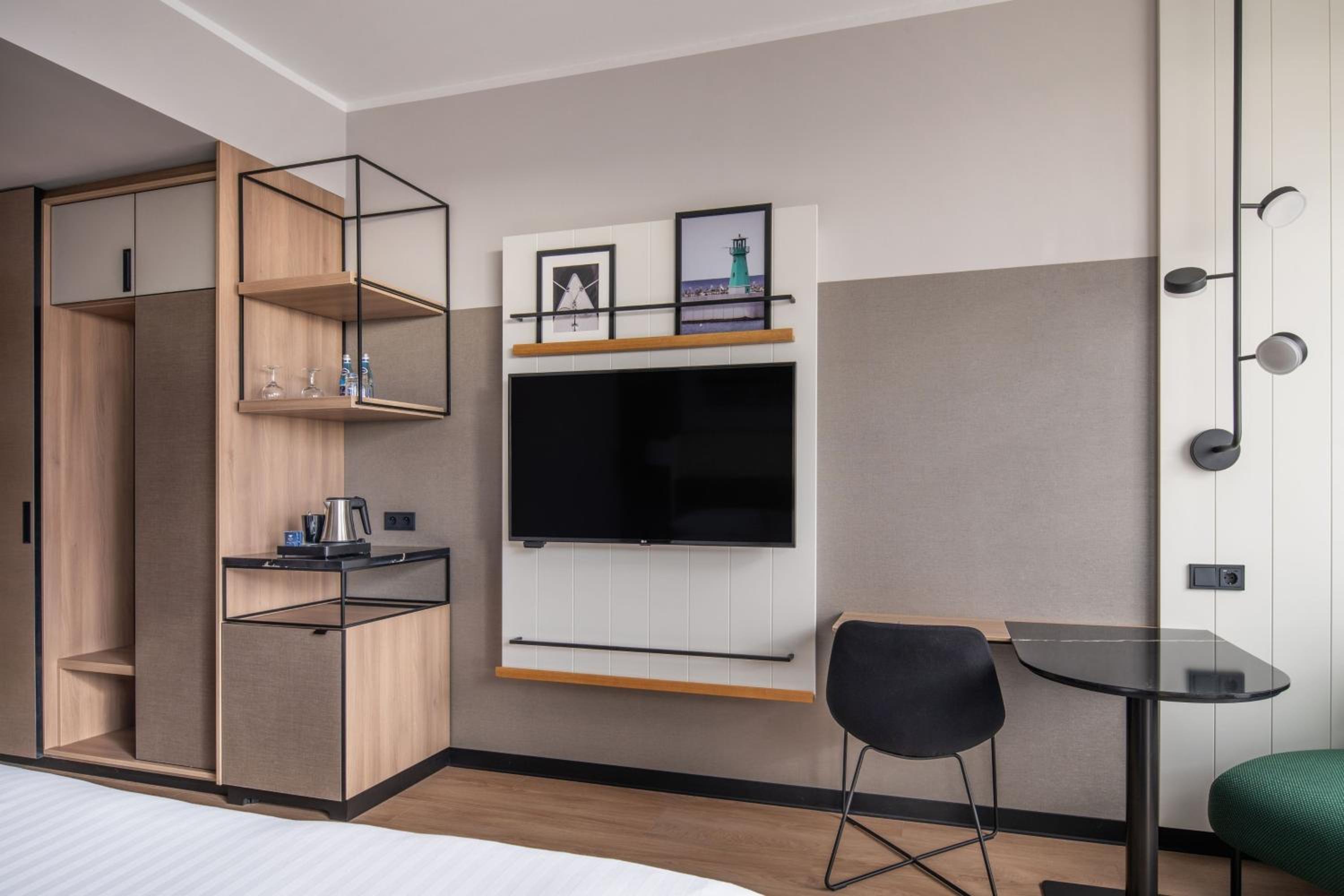 King Room with Balcony thumbnail 5