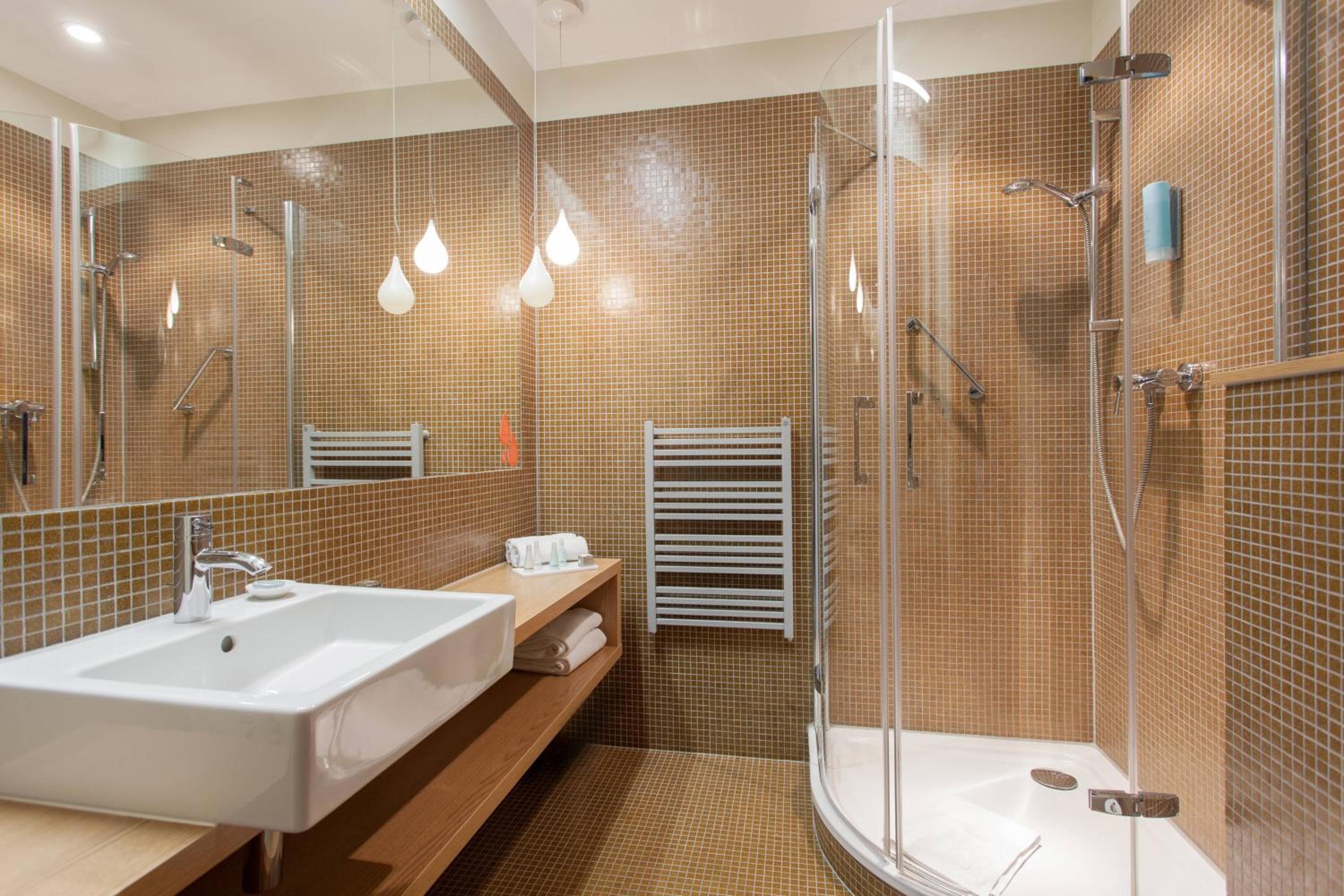 Standard Twin Room with Balcony thumbnail 6