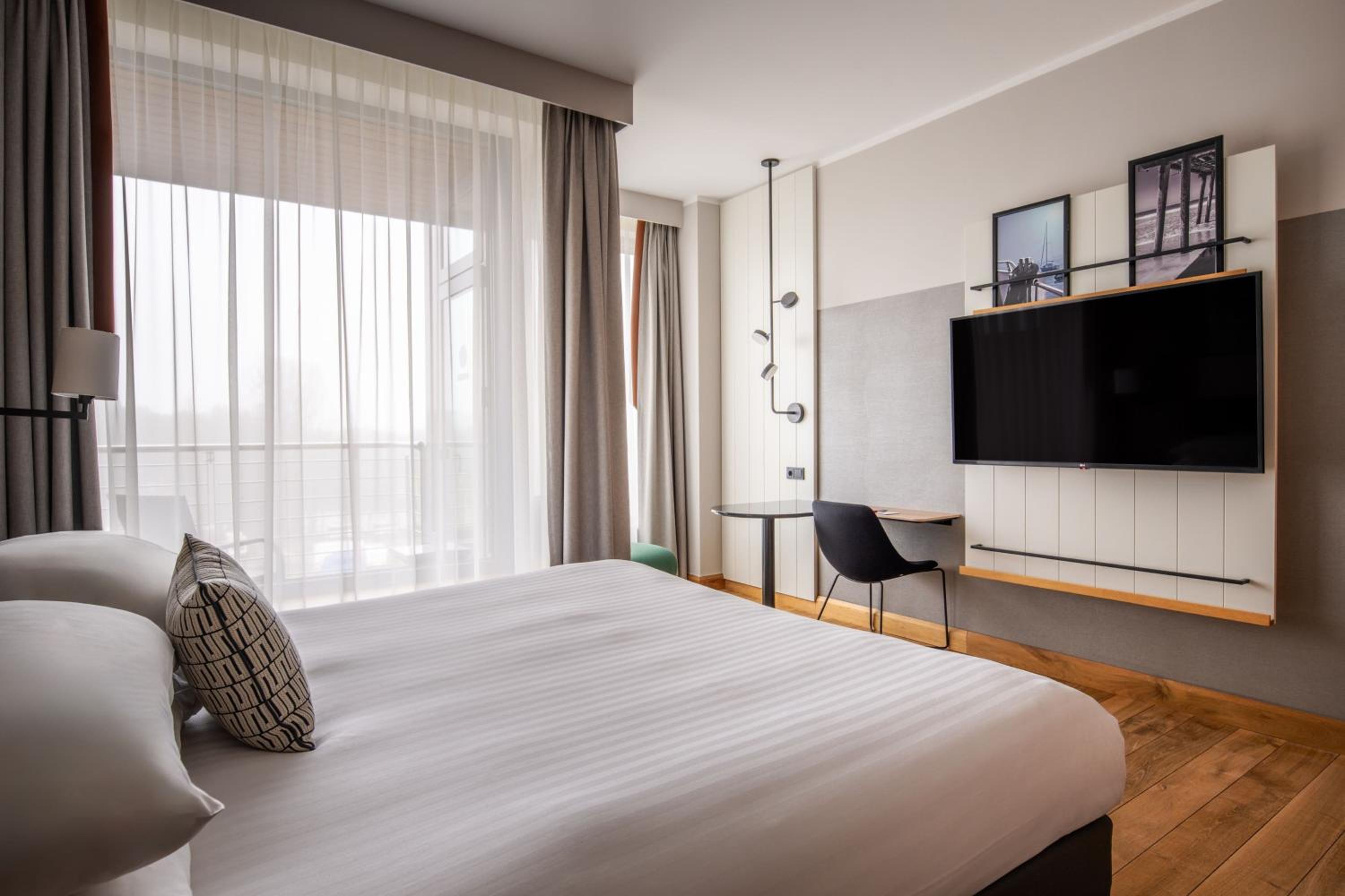 Superior King Room with Balcony thumbnail 6