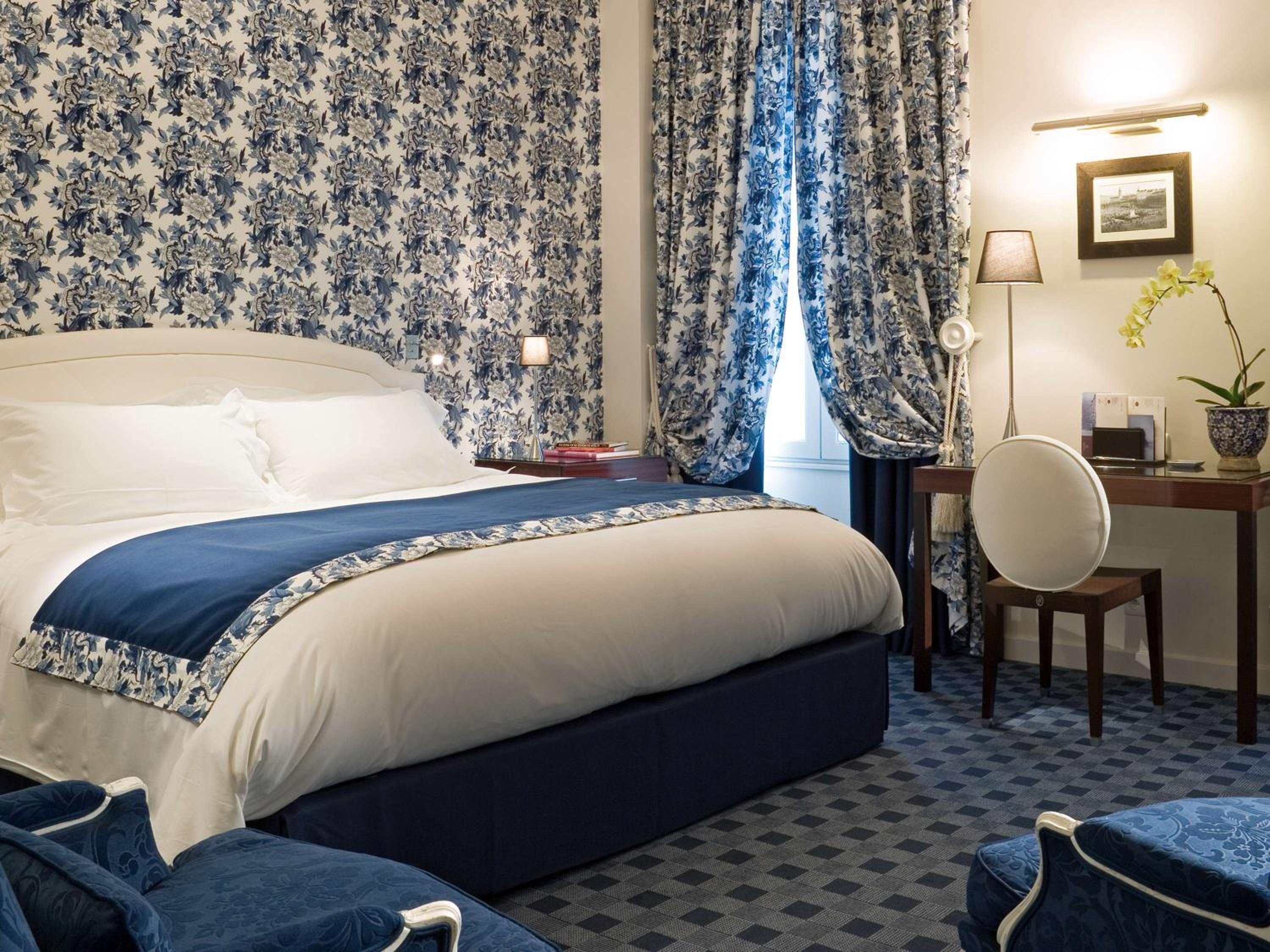 Superior Double Room with Square View