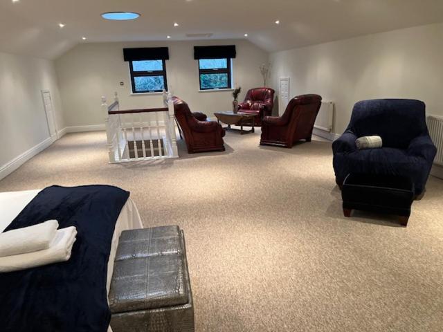 Five-Bedroom House photo 1