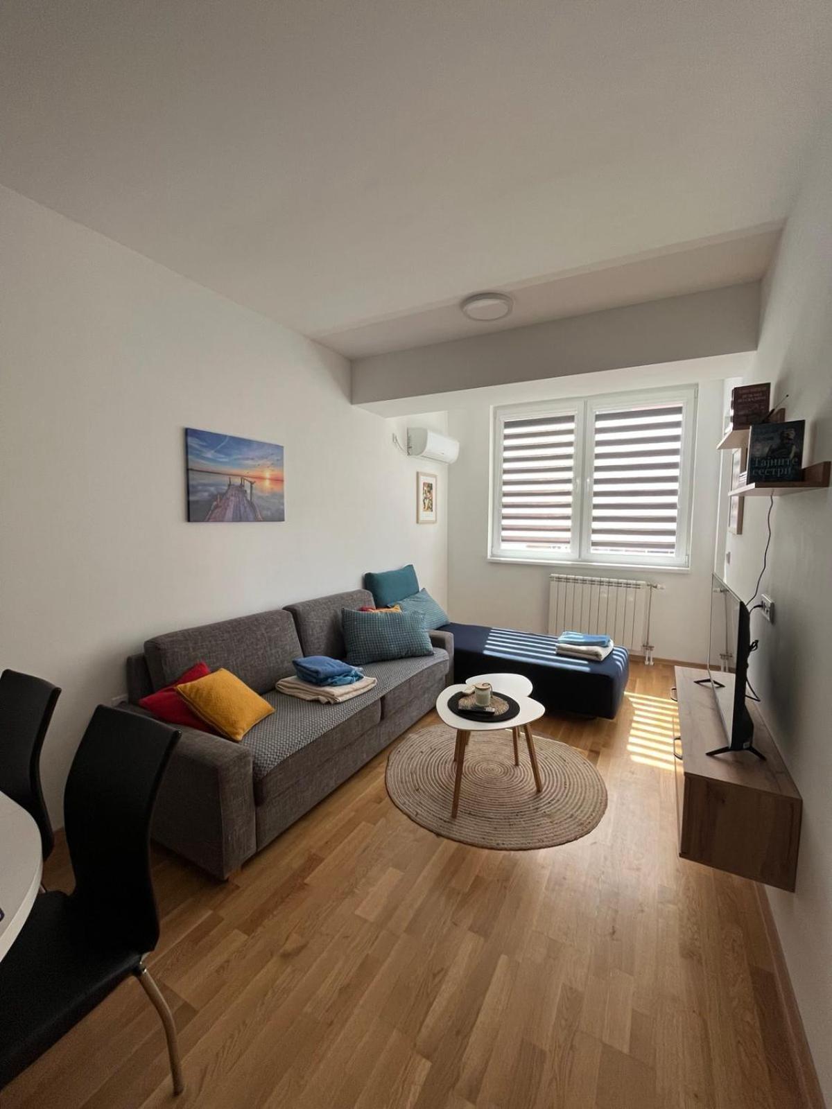 One-Bedroom Apartment photo 1
